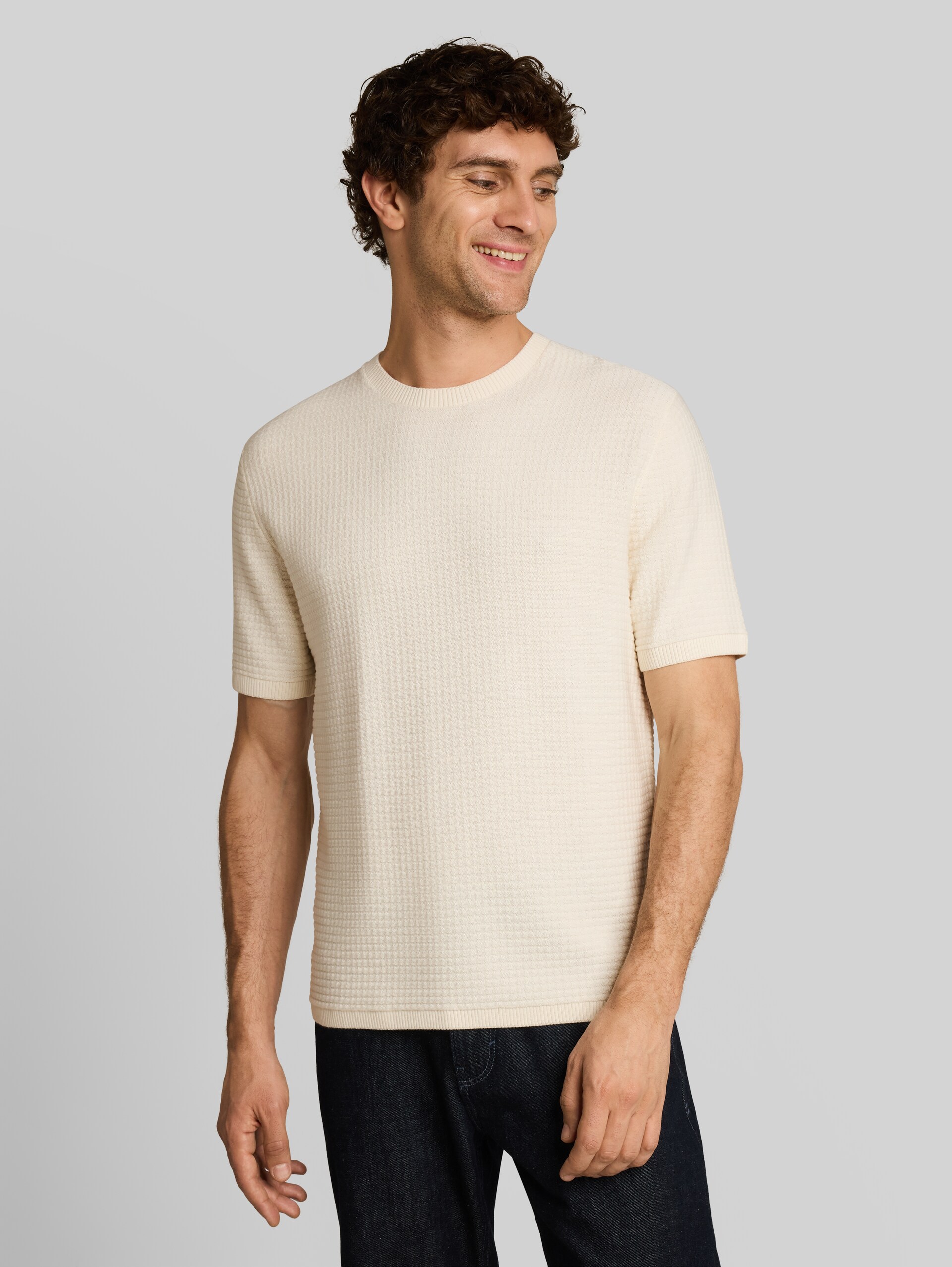 Relaxed Fit Strickpullover aus Baumwolle - Gardenia White - Ausschnitt Model-Vorderansicht