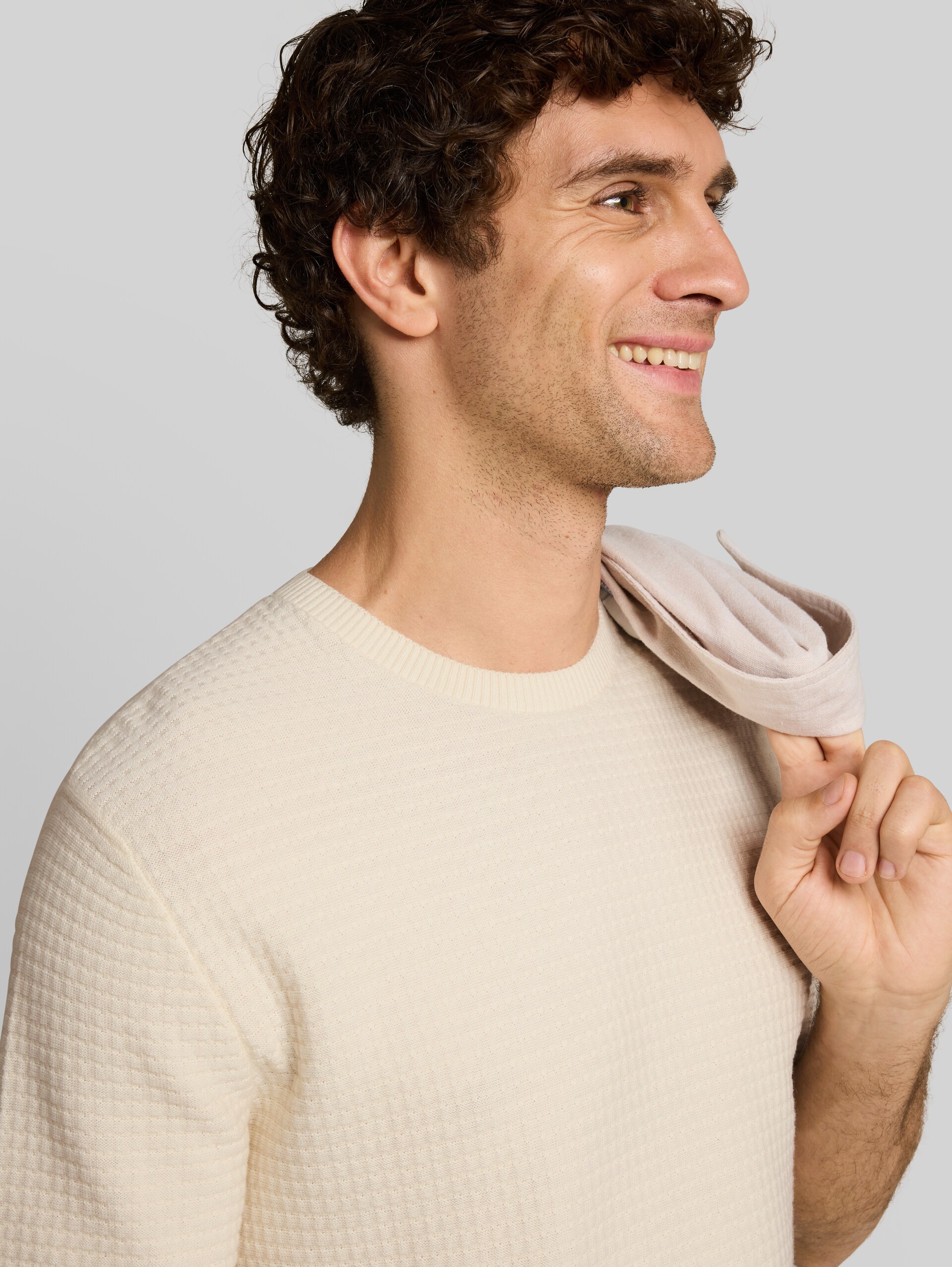 Relaxed Fit Strickpullover aus Baumwolle - Gardenia White - Detail-Model-Ansicht