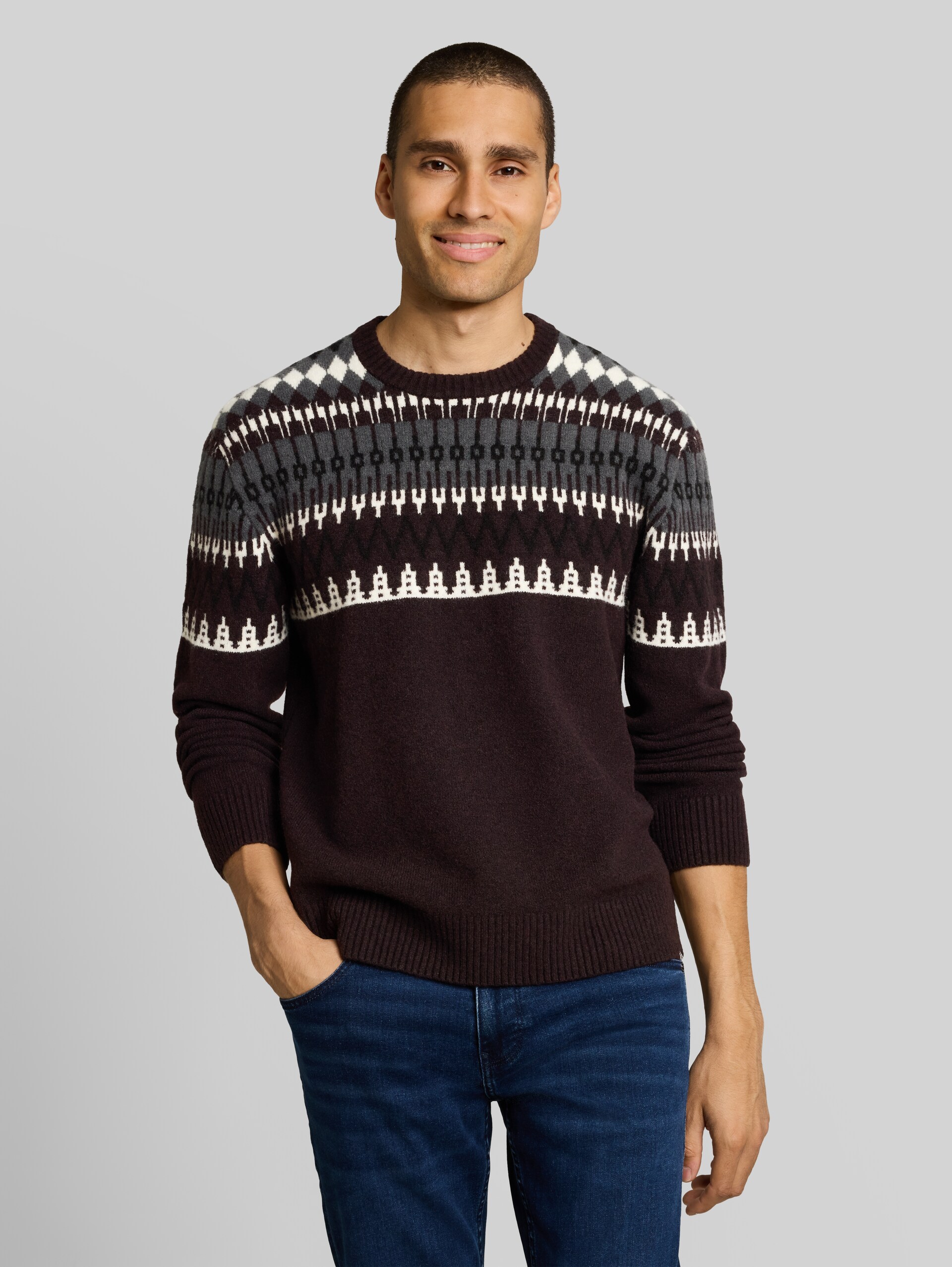Relaxed Fit Norweger Strickpullover mit Wollanteil - dark plum fair isle design - Ausschnitt Model-Vorderansicht