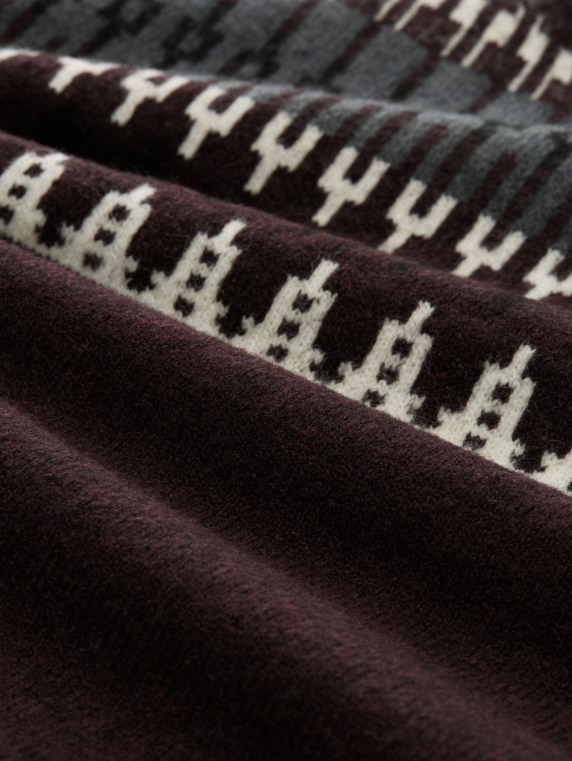 Relaxed Fit Norweger Strickpullover mit Wollanteil - dark plum fair isle design - Material-Ansicht