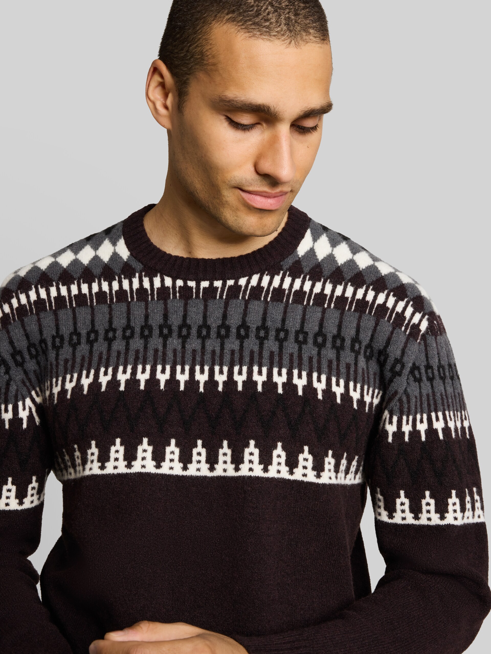 Relaxed Fit Norweger Strickpullover mit Wollanteil - dark plum fair isle design - Detail-Model-Ansicht