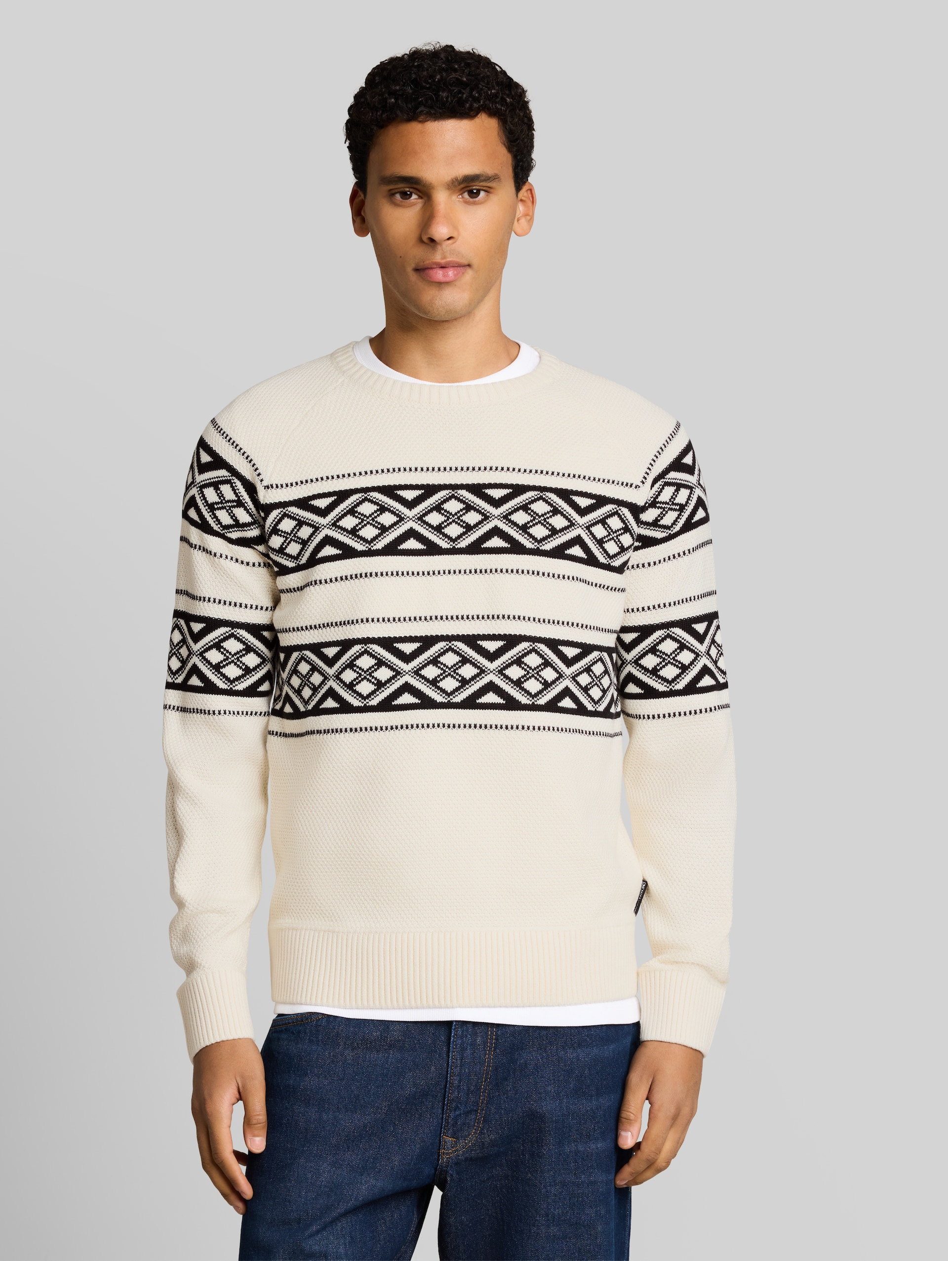 Norweger Strickpullover - white black fair isle - Ausschnitt Model-Vorderansicht