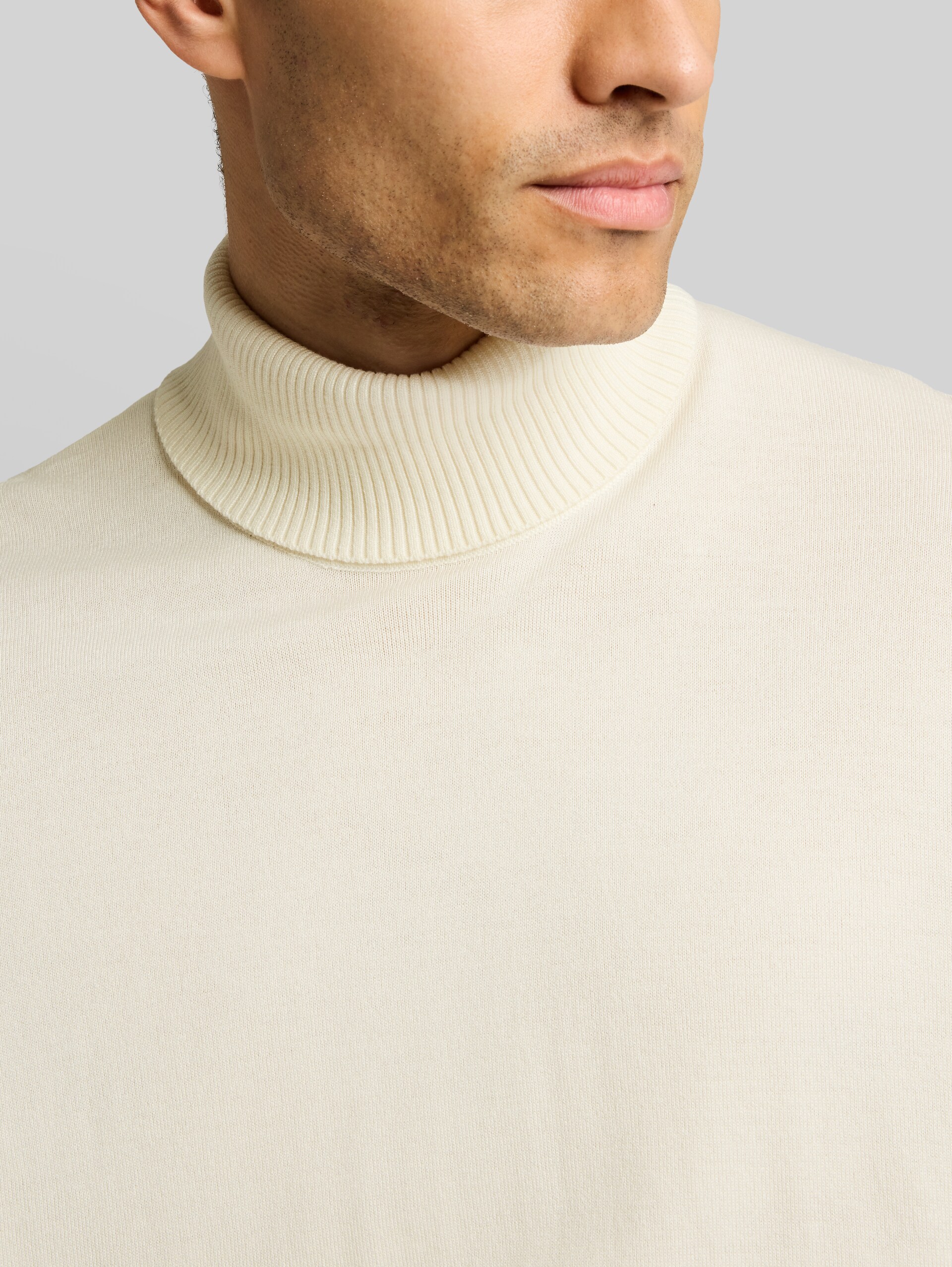 Basic Rollkragenpullover - Gardenia White - Detail-Model-Ansicht