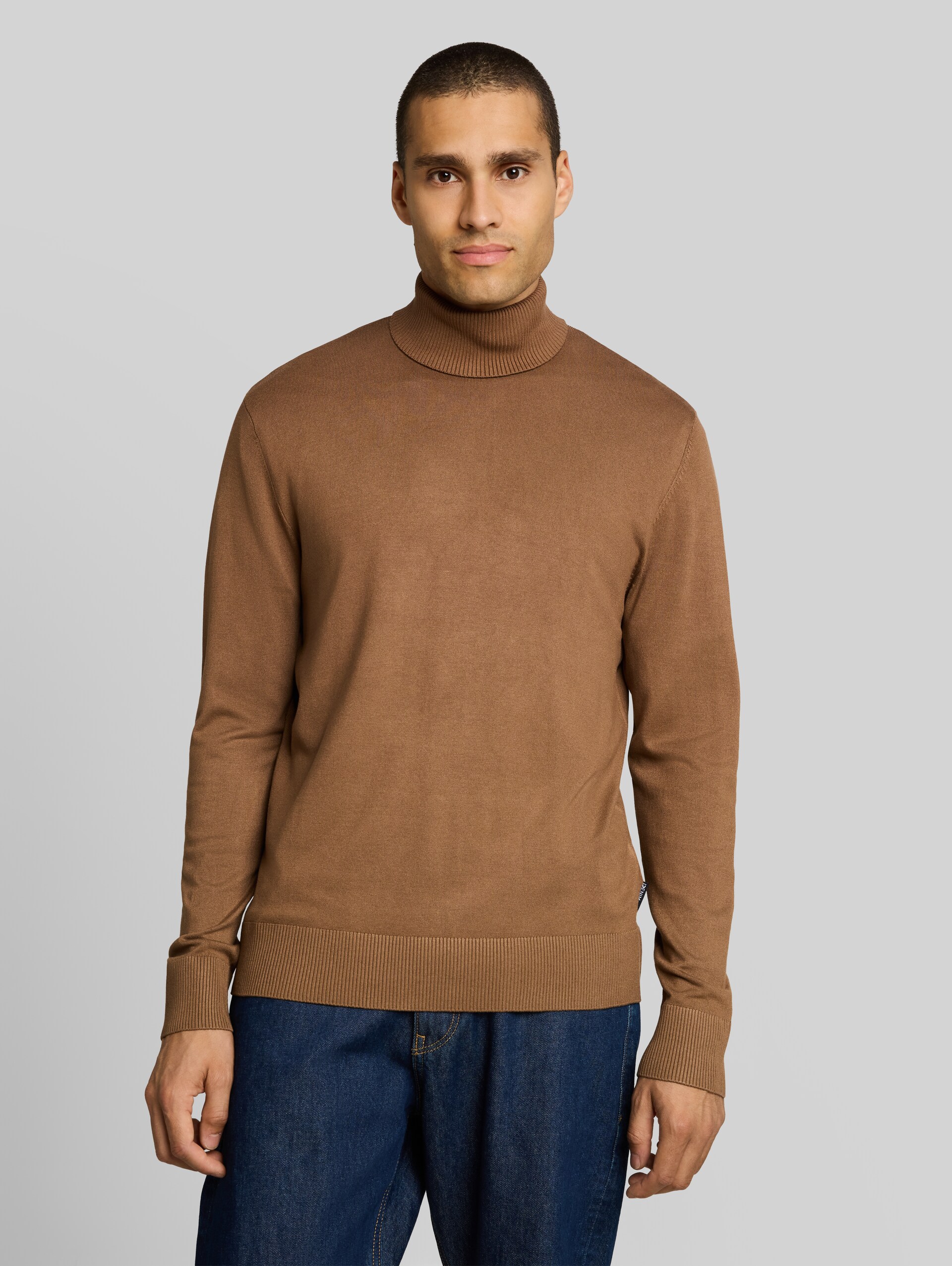 Basic Rollkragenpullover - malt brown - Ausschnitt Model-Vorderansicht