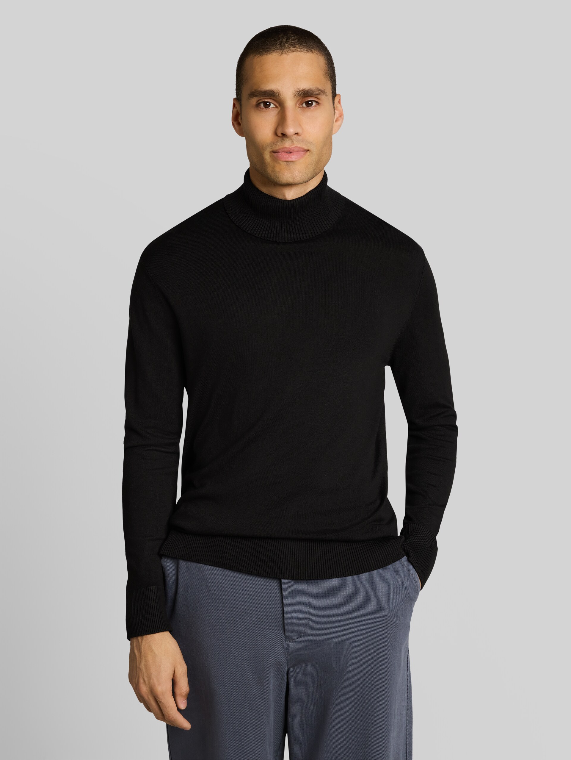 Basic Rollkragenpullover - Black - Ausschnitt Model-Vorderansicht