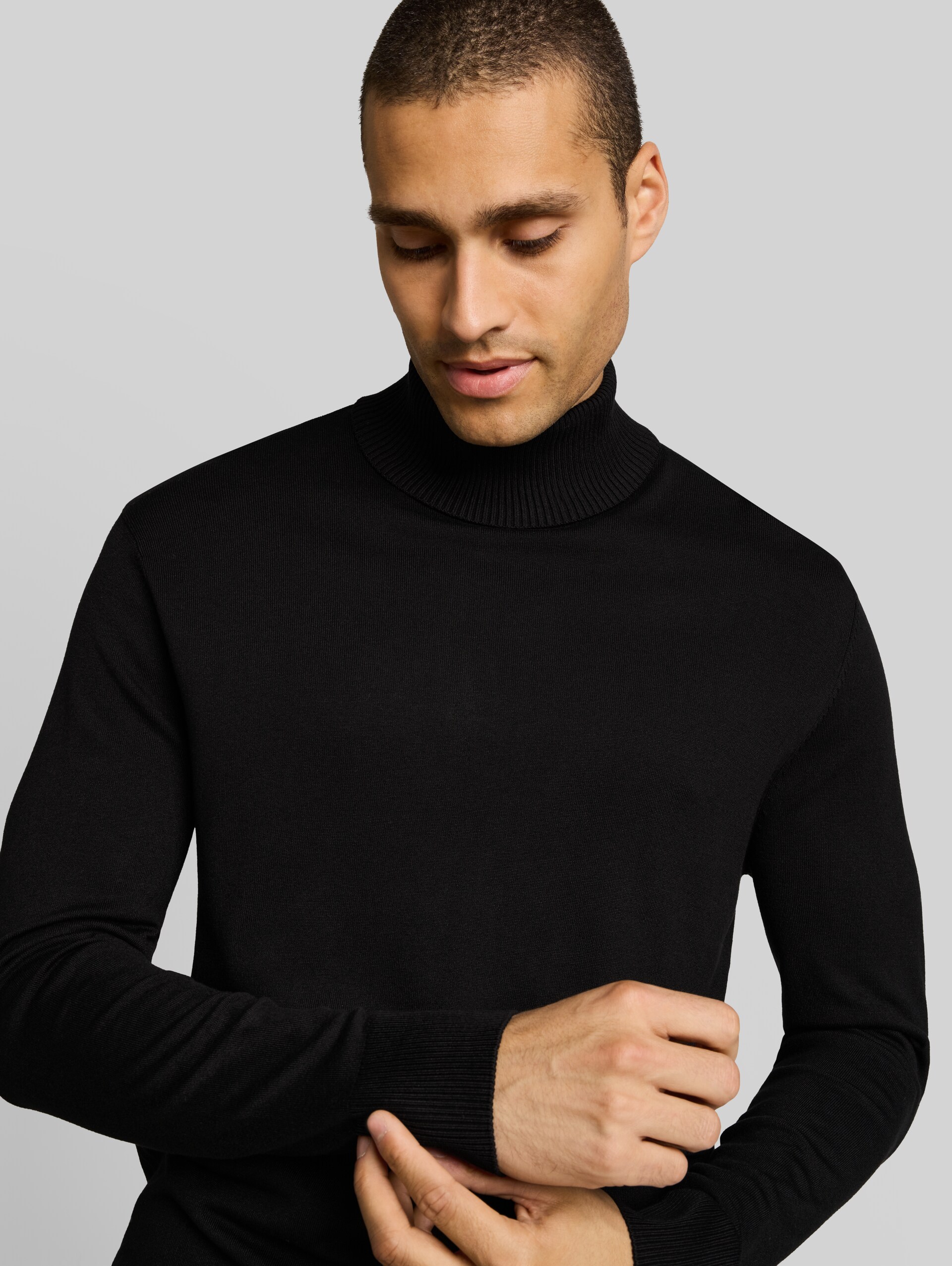 Basic Rollkragenpullover - Black - Detail-Model-Ansicht