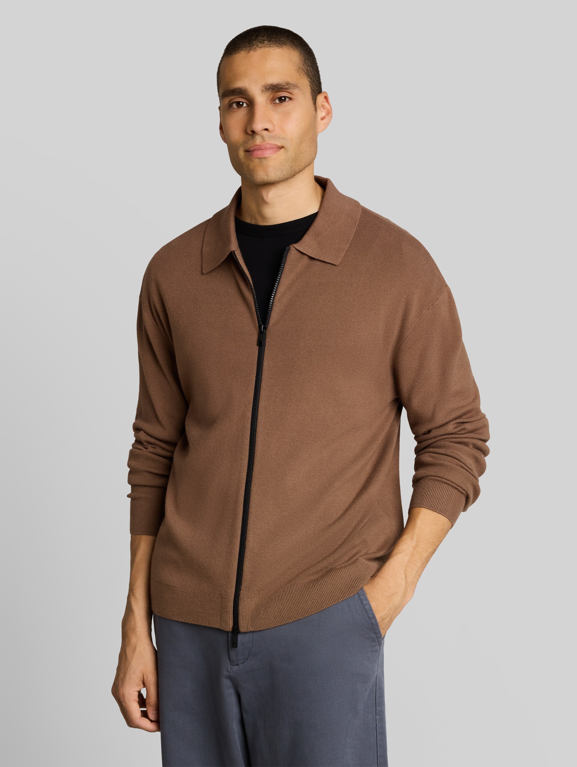 Cardigan coupe décontractée avec fermeture éclair - malt brown - Découpe Vue de face du modèle