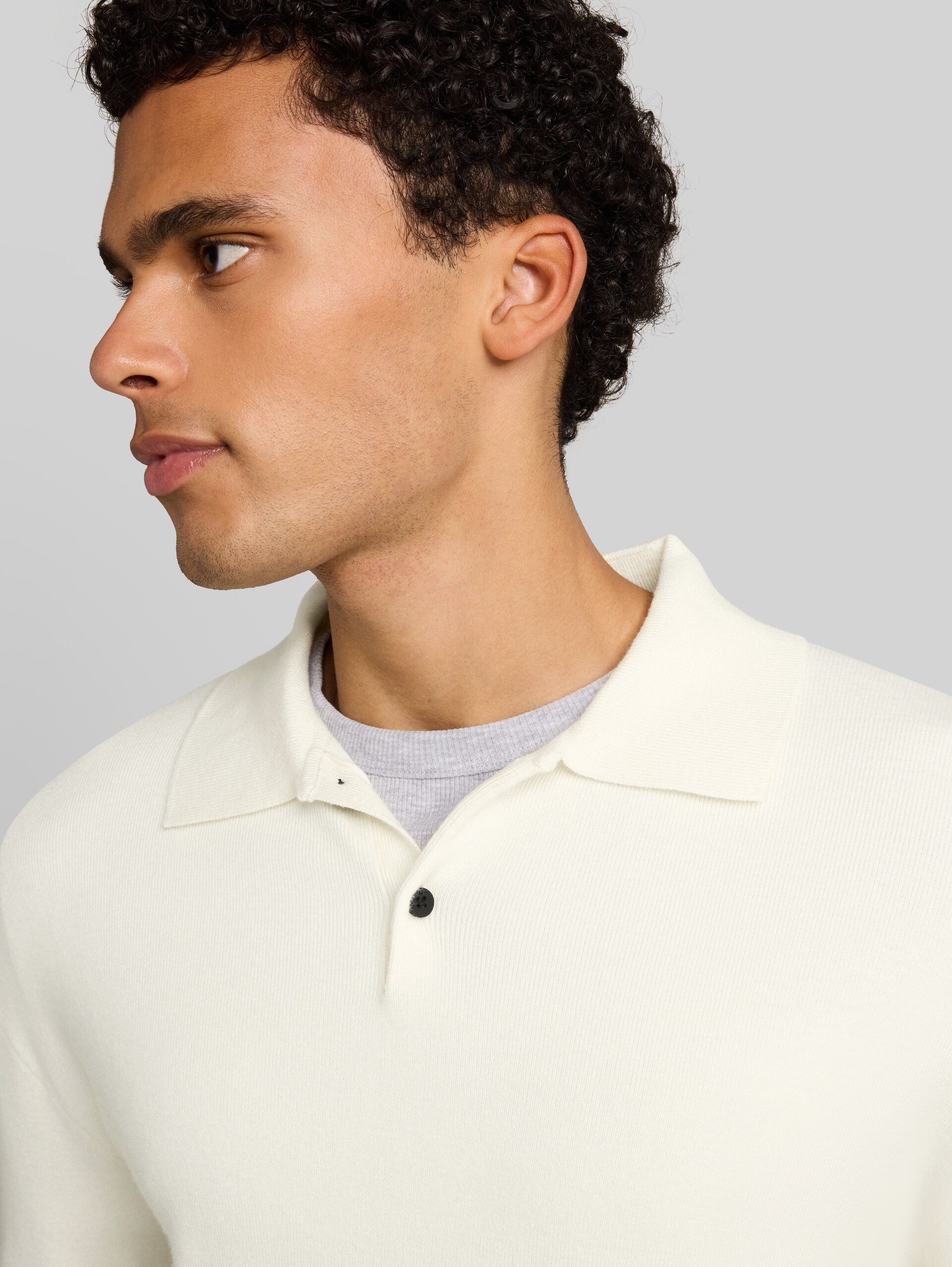 Relaxed fit gebreide trui met polokraag - Gardenia White - Detailaanzicht model