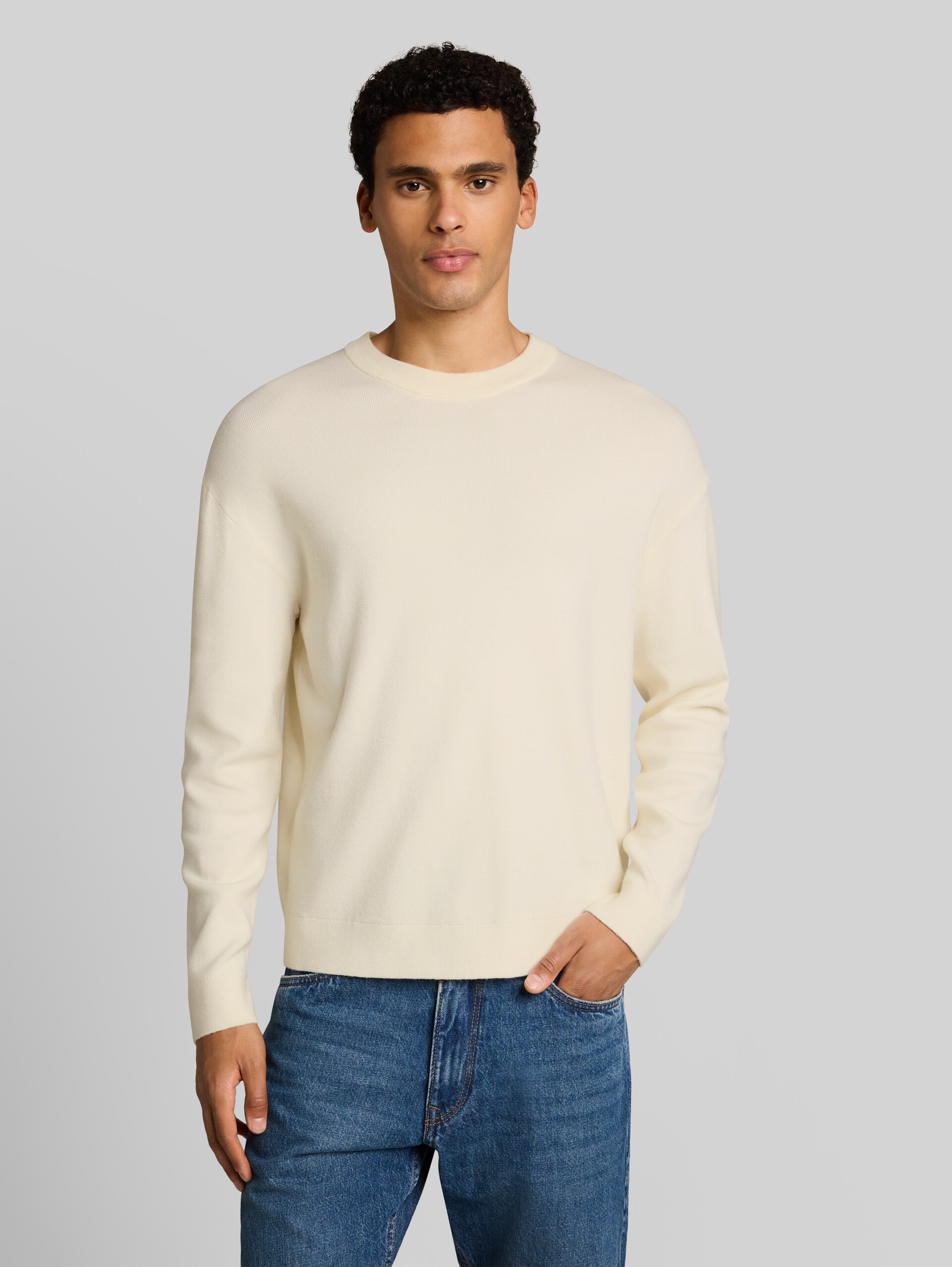 Basic gebreide trui met ronde hals - Gardenia White - Nek model vooraanzicht