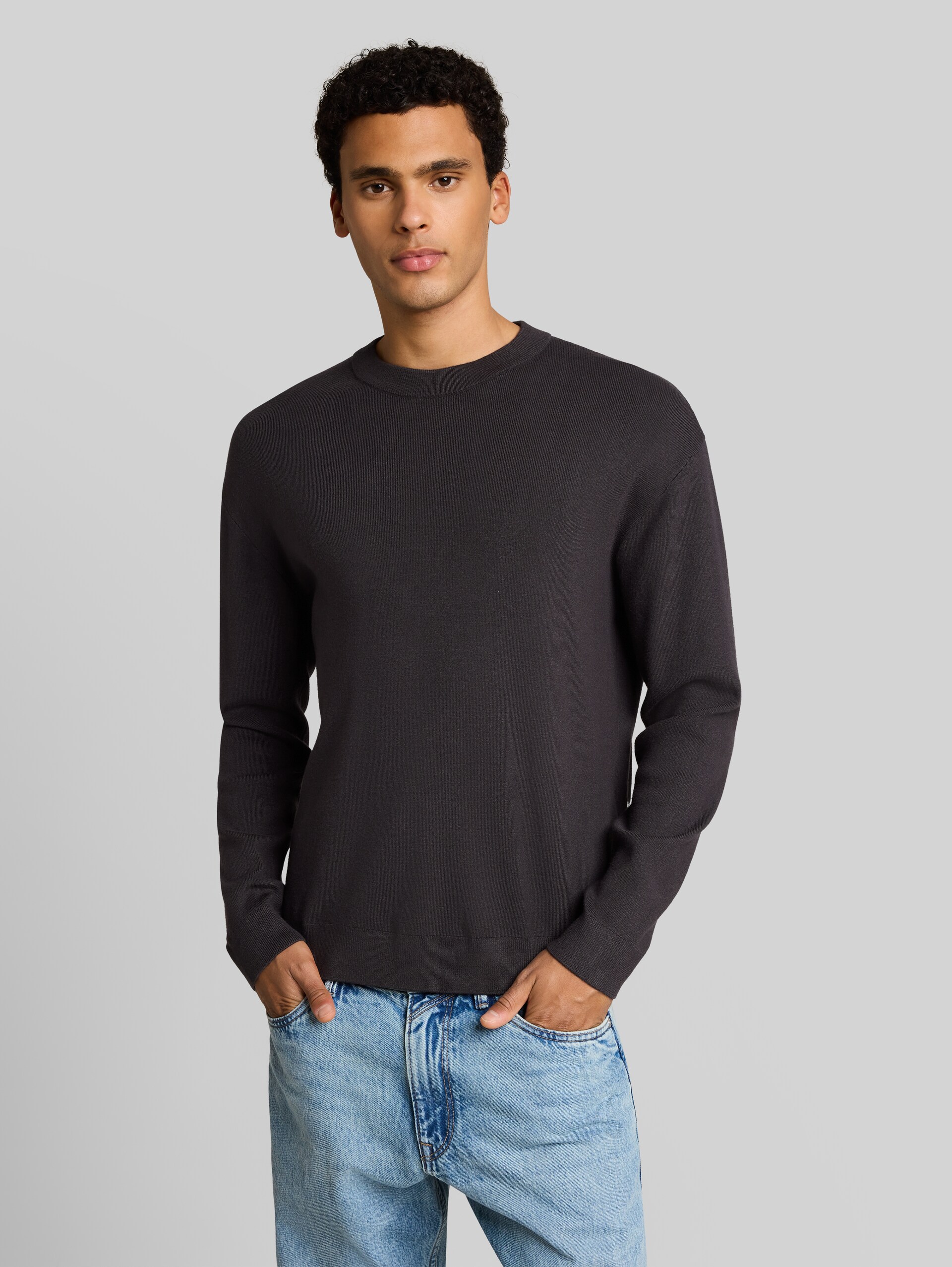 Basic gebreide trui met ronde hals - coal grey - Nek model vooraanzicht