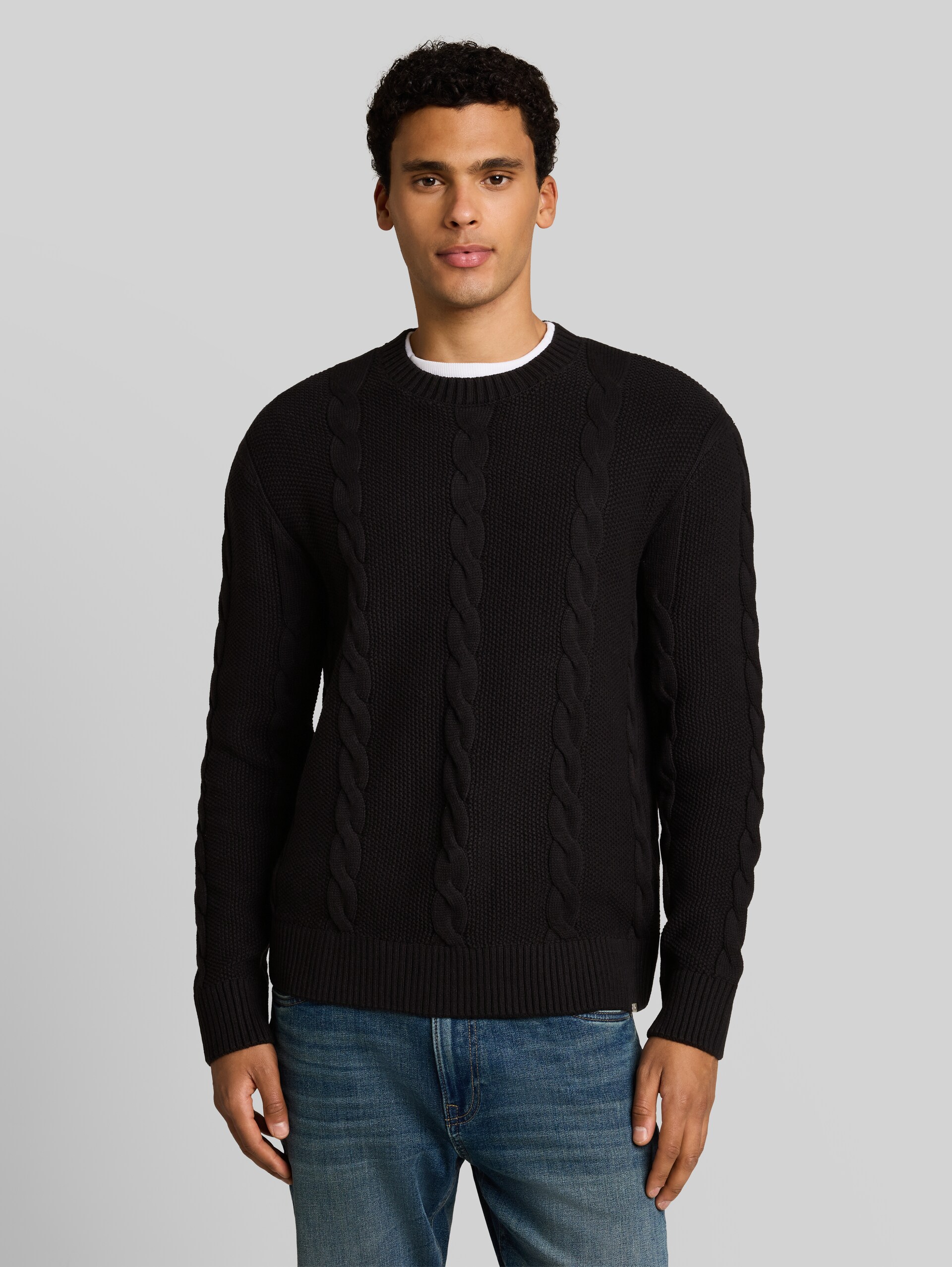 Relaxed Fit Strickpullover mit Zopfmuster - Black - Ausschnitt Model-Vorderansicht