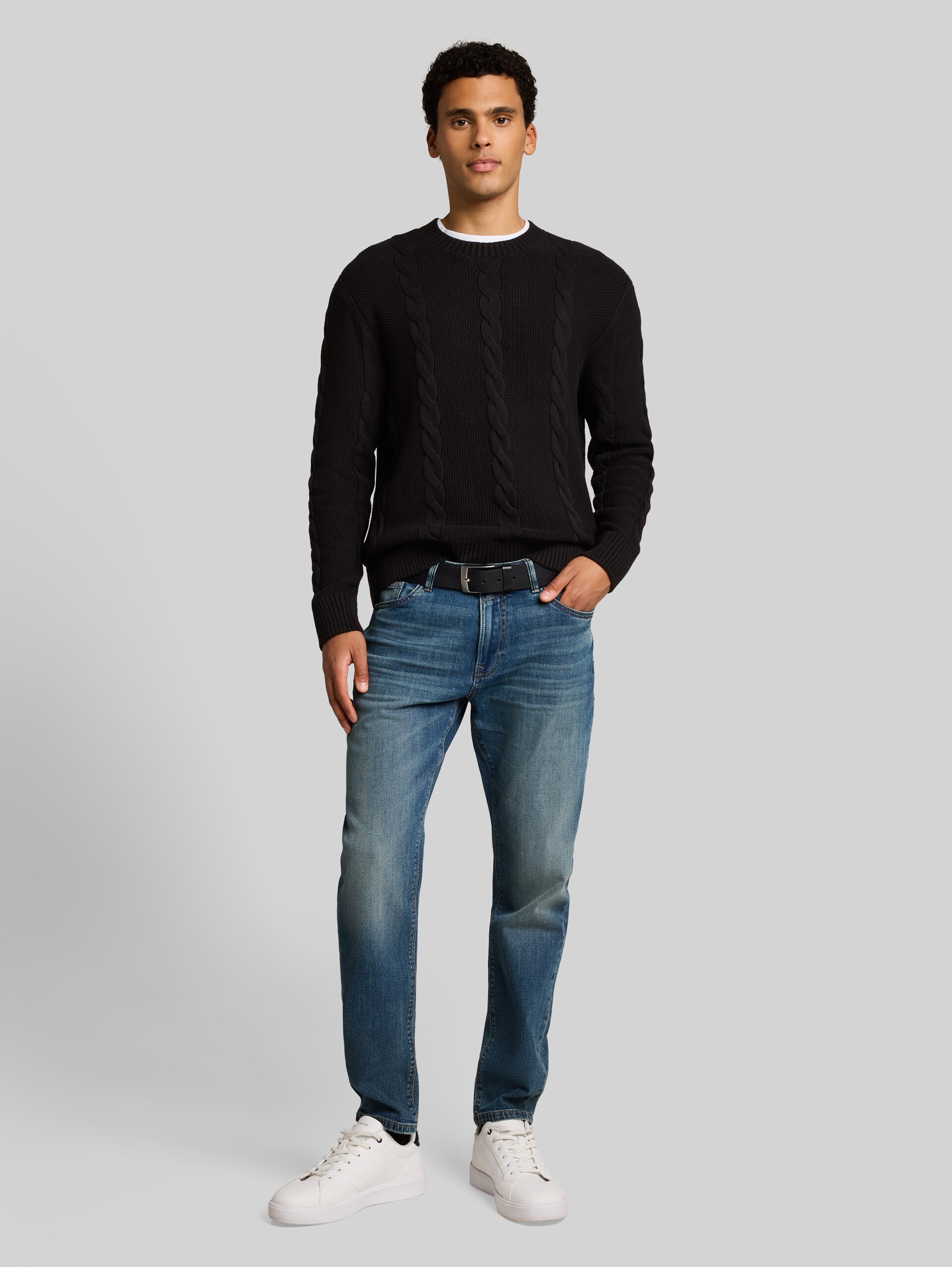 Relaxed Fit Strickpullover mit Zopfmuster - Black - Model-Vorderansicht