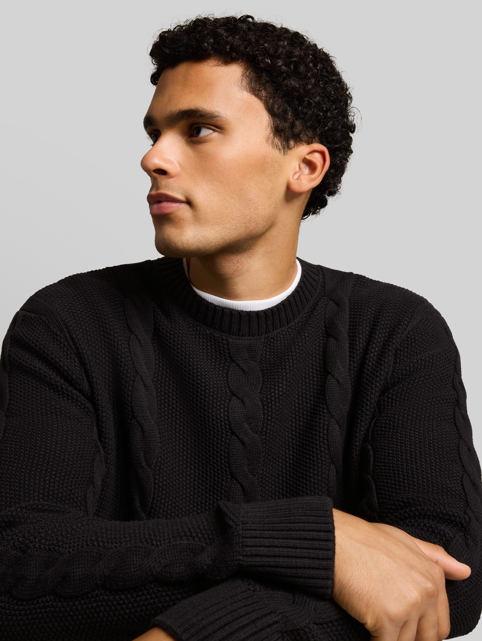 Relaxed Fit Strickpullover mit Zopfmuster - Black - Detail-Model-Ansicht
