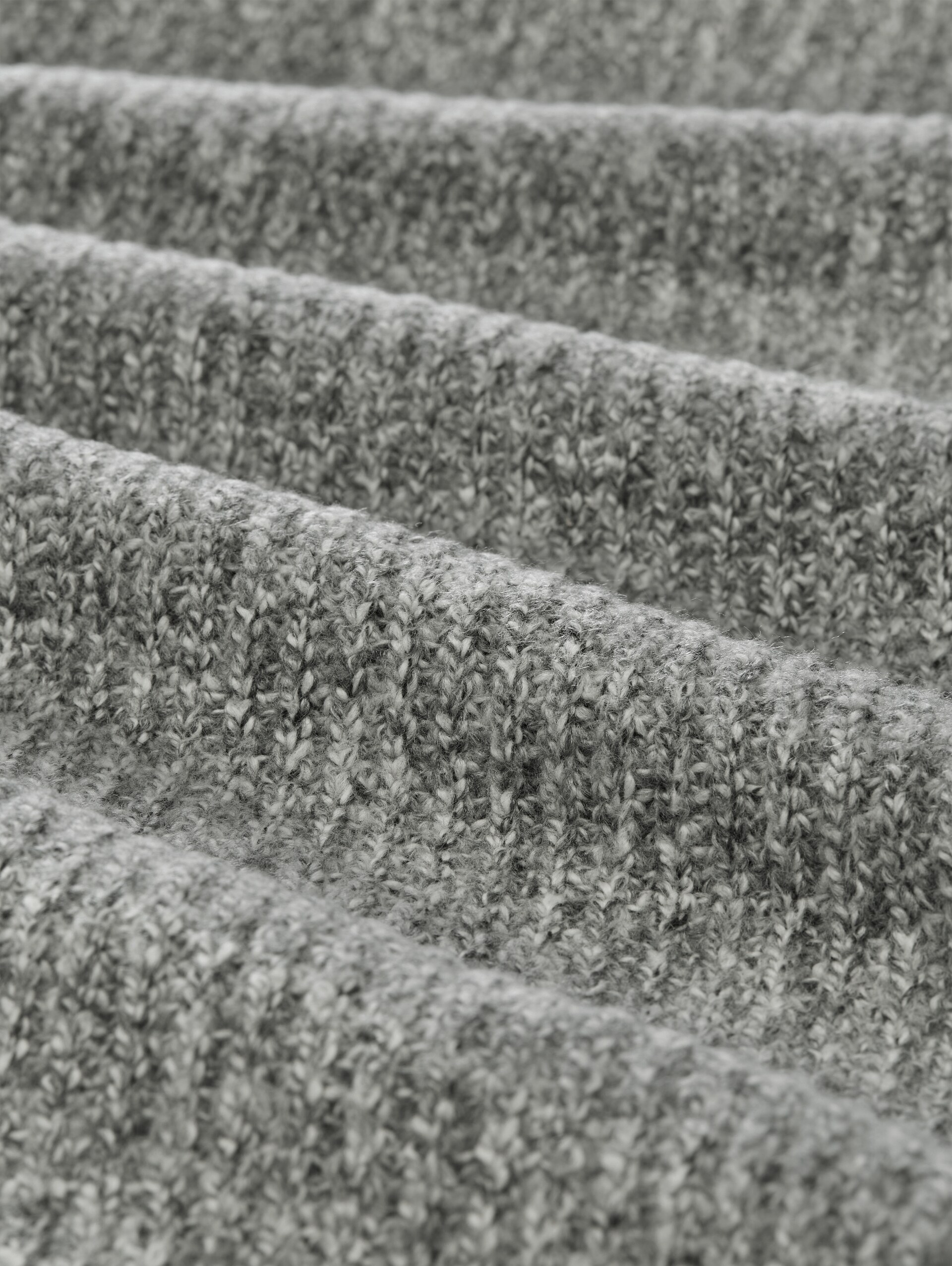 Pull en maille coupe décontractée à effet chiné - grey black structure - Vue de la matière