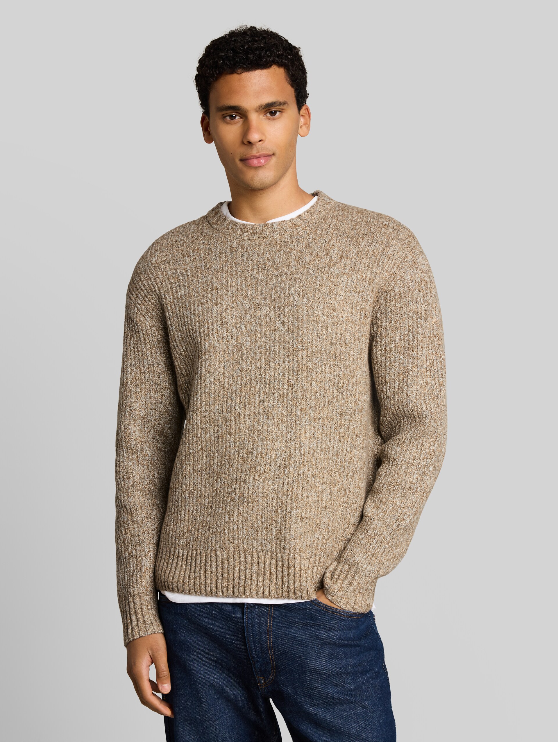 Pull en maille coupe décontractée à effet chiné - white brown knitted structure - Découpe Vue de face du modèle