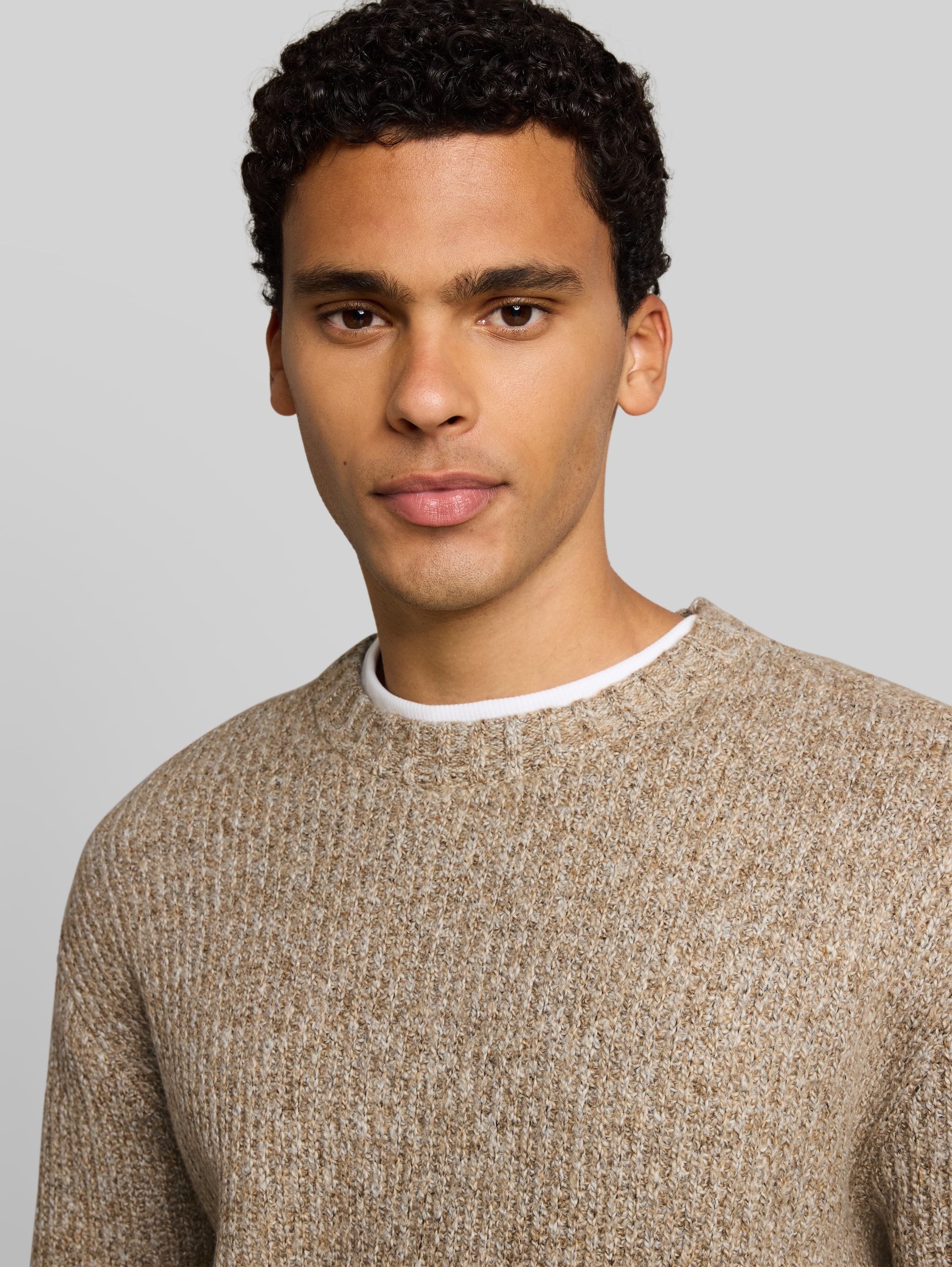 Pull en maille coupe décontractée à effet chiné - white brown knitted structure - Vue détaillée du modèle