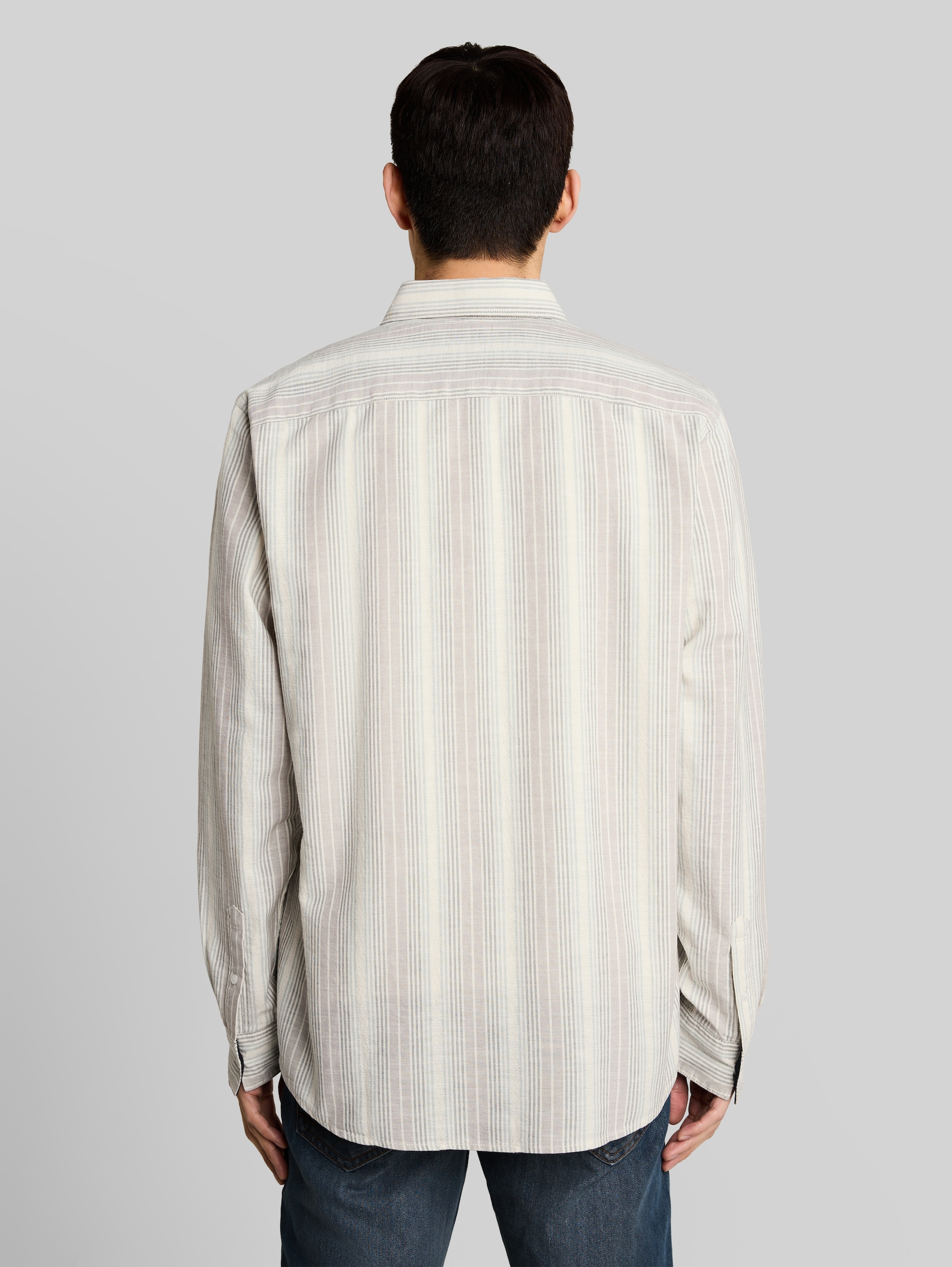 Regular Fit Hemd mit Streifenmuster - off white multicolor stripe - Auschnitt Model-Rückansicht