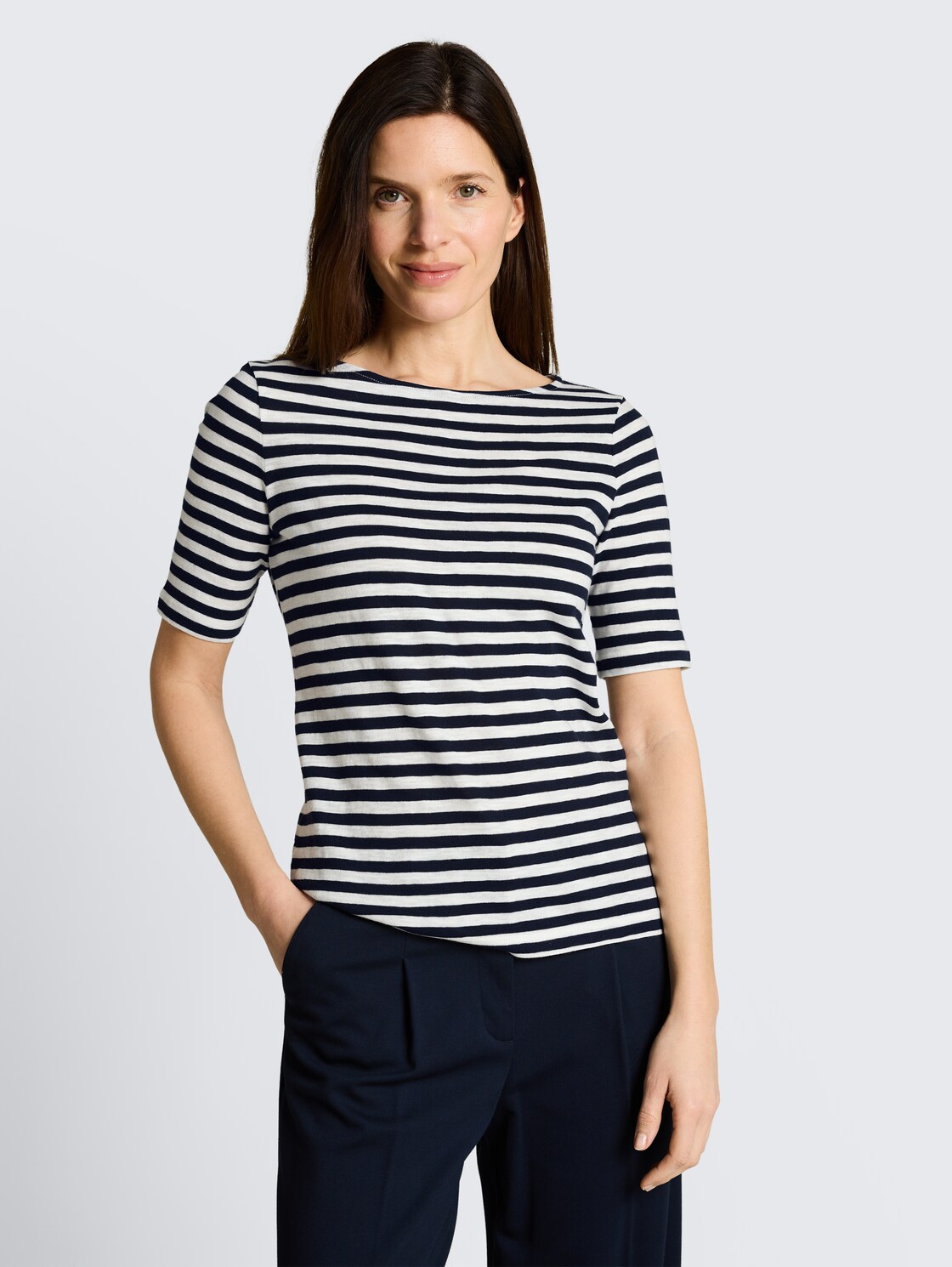 T-Shirt mit Streifenmuster - navy offwhite stripe - Ausschnitt Model-Vorderansicht