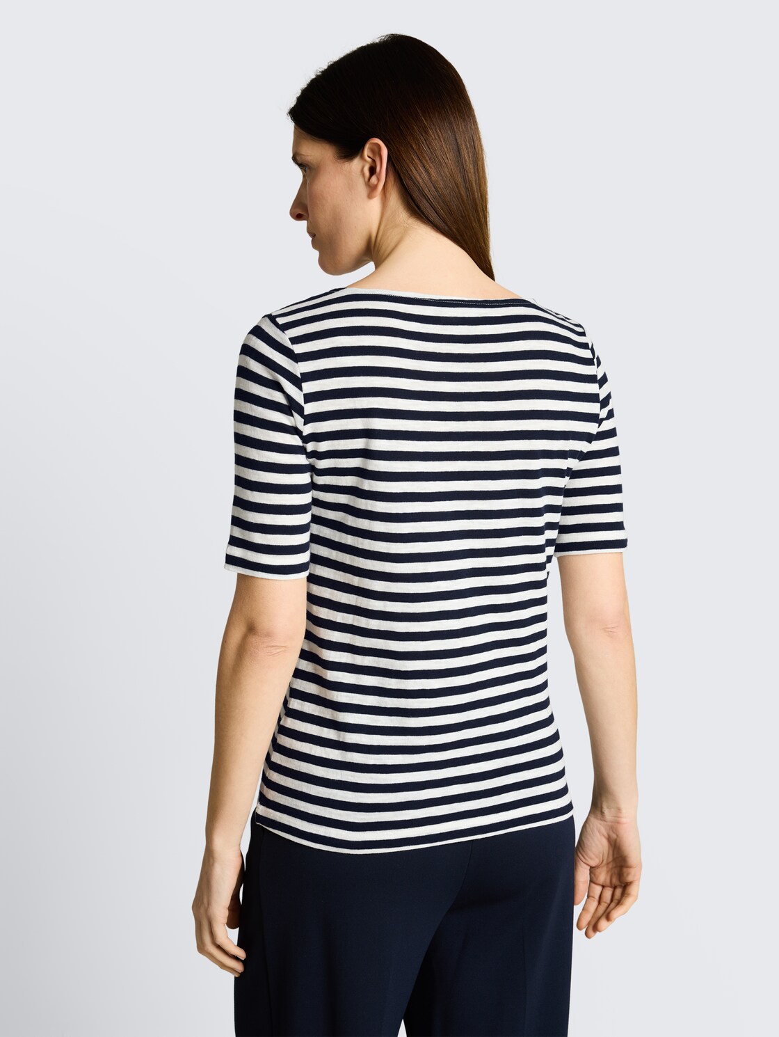 T-Shirt mit Streifenmuster - navy offwhite stripe - Auschnitt Model-Rückansicht