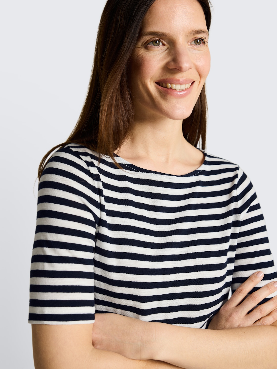 T-Shirt mit Streifenmuster - navy offwhite stripe - Detail-Model-Ansicht