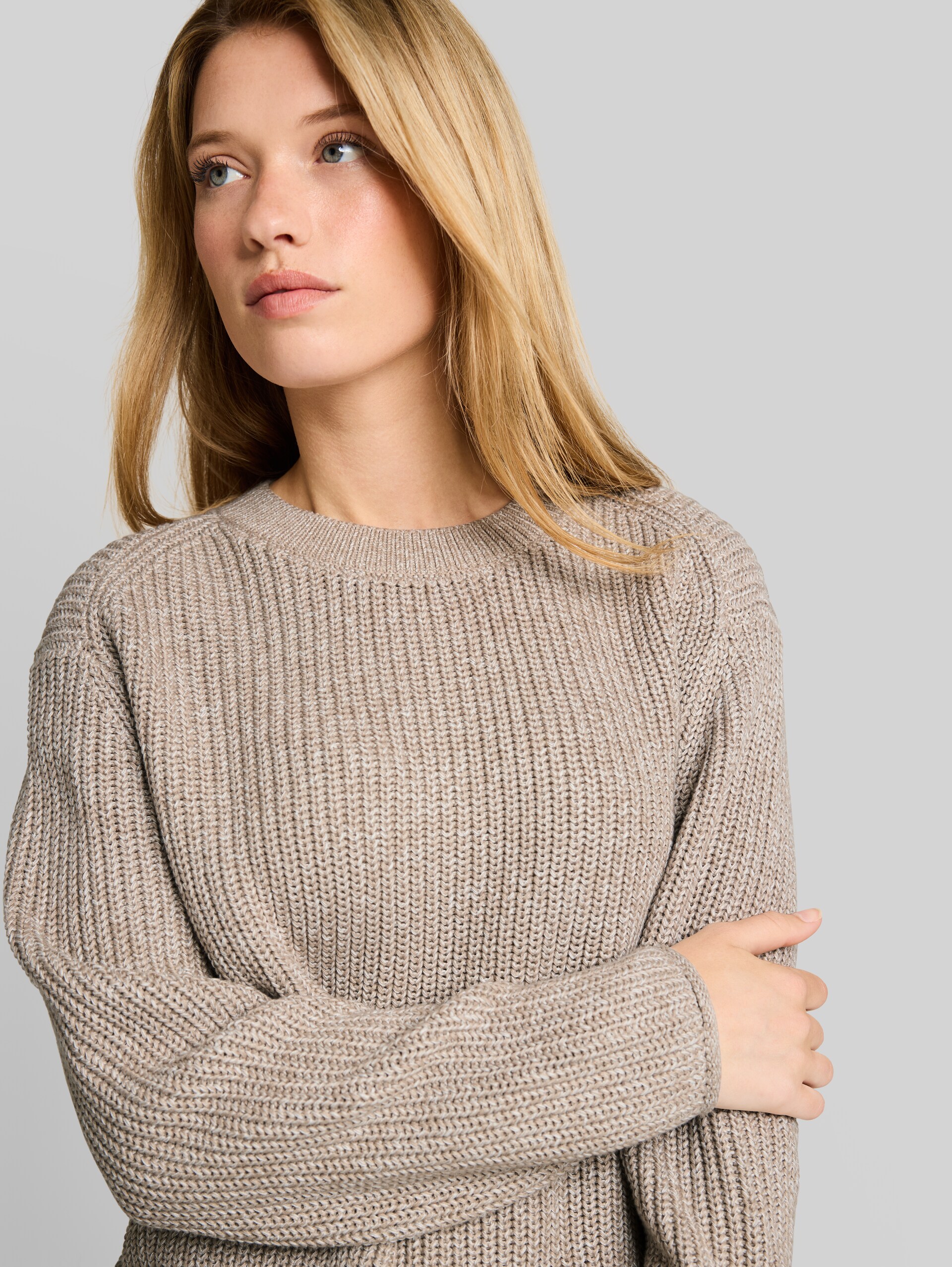 Relaxed Fit Strickpullover - beige white mouline - Detail-Model-Ansicht