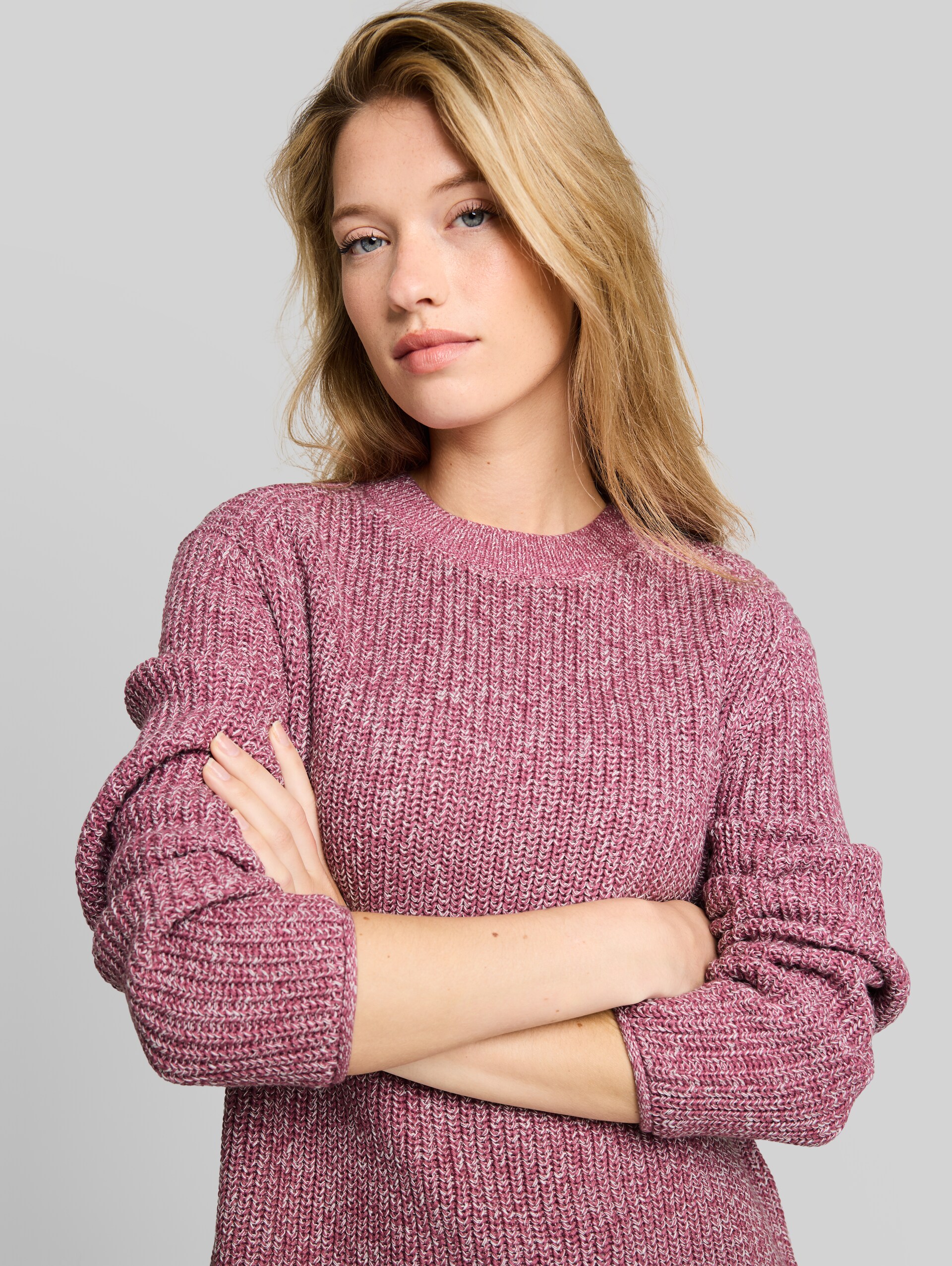 Relaxed Fit Strickpullover - dusty berry mouline - Detail-Model-Ansicht