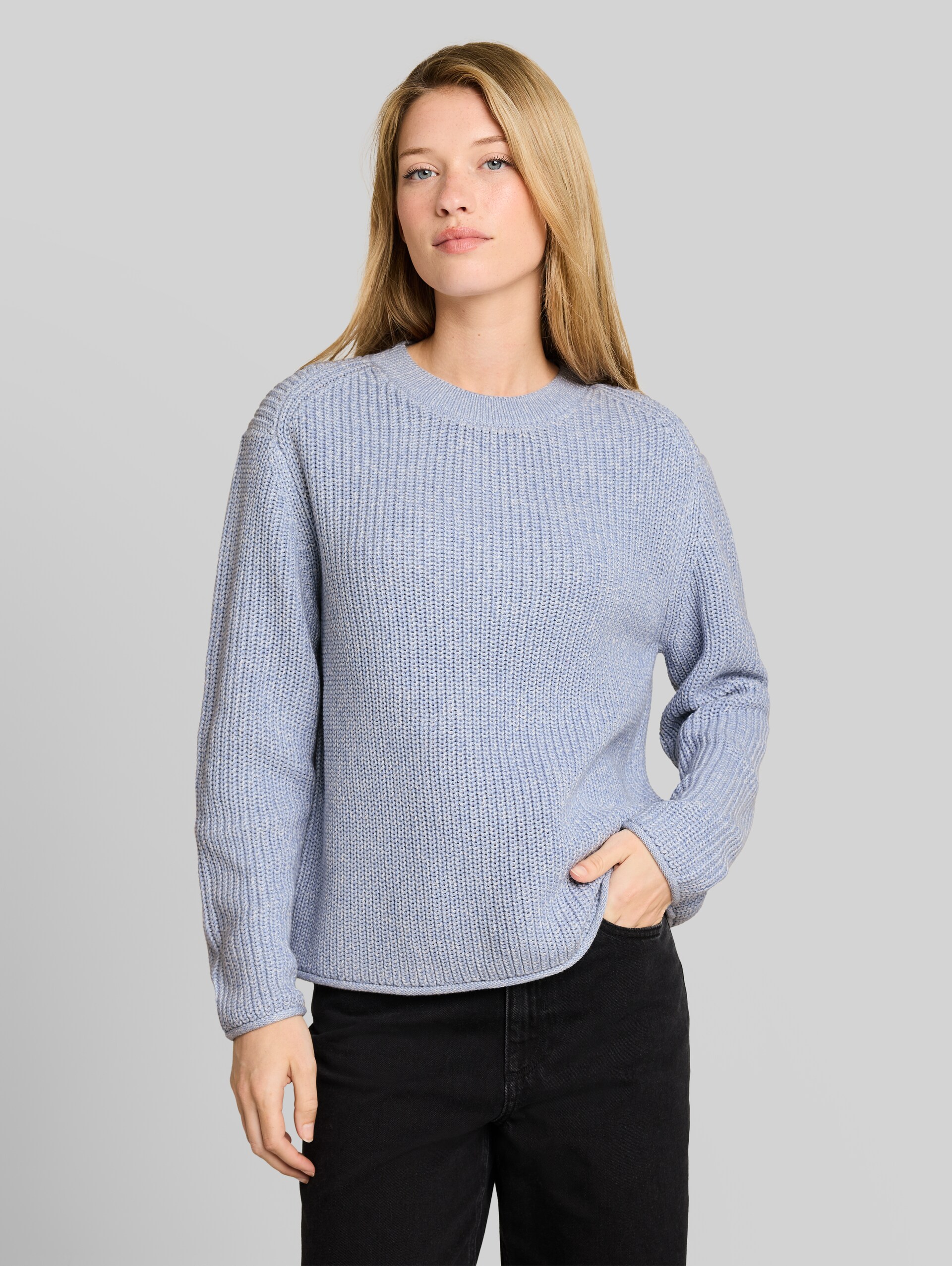 Relaxed Fit Strickpullover - foggy blue mouline - Ausschnitt Model-Vorderansicht