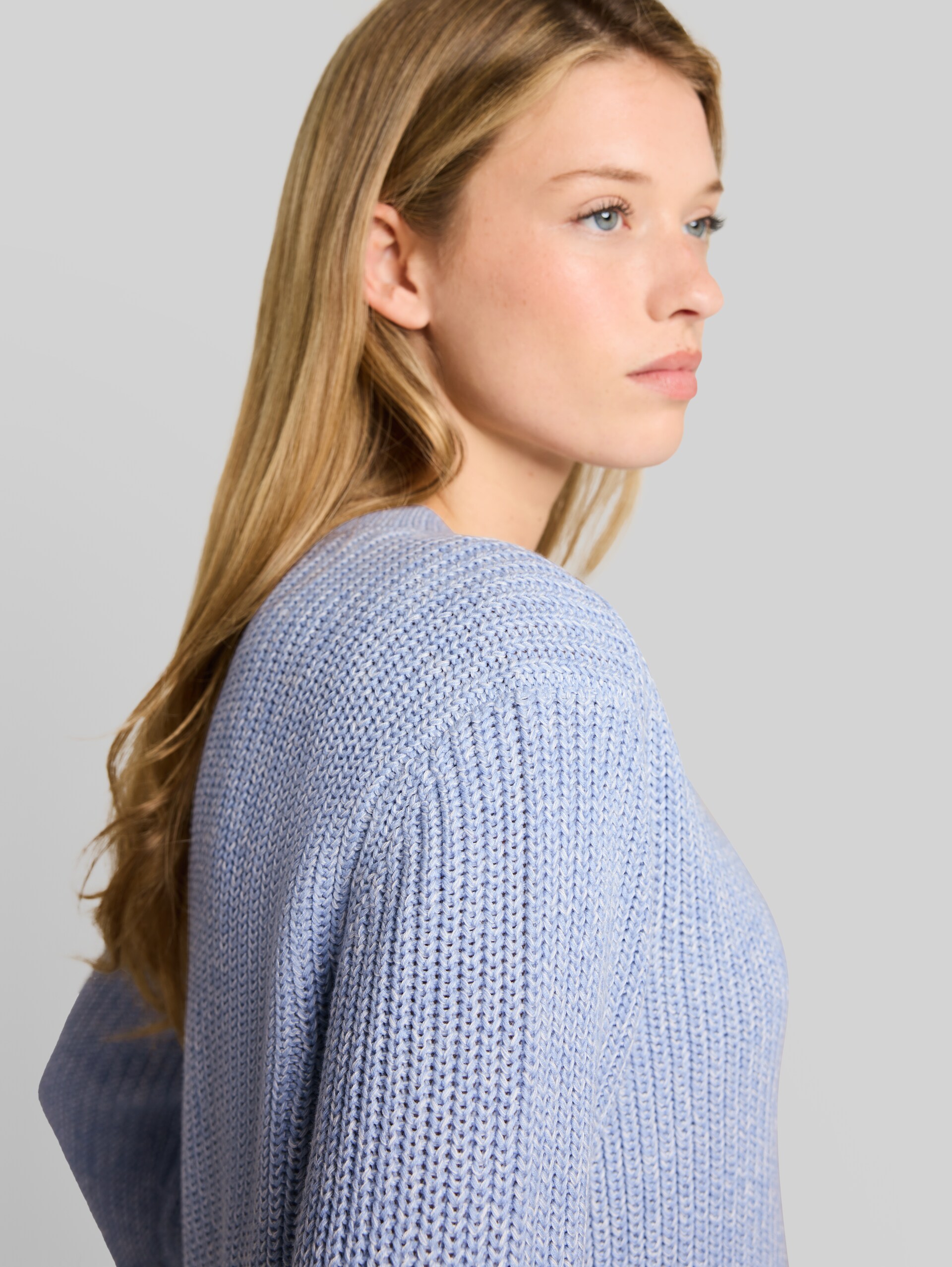 Relaxed Fit Strickpullover - foggy blue mouline - Detail-Model-Ansicht
