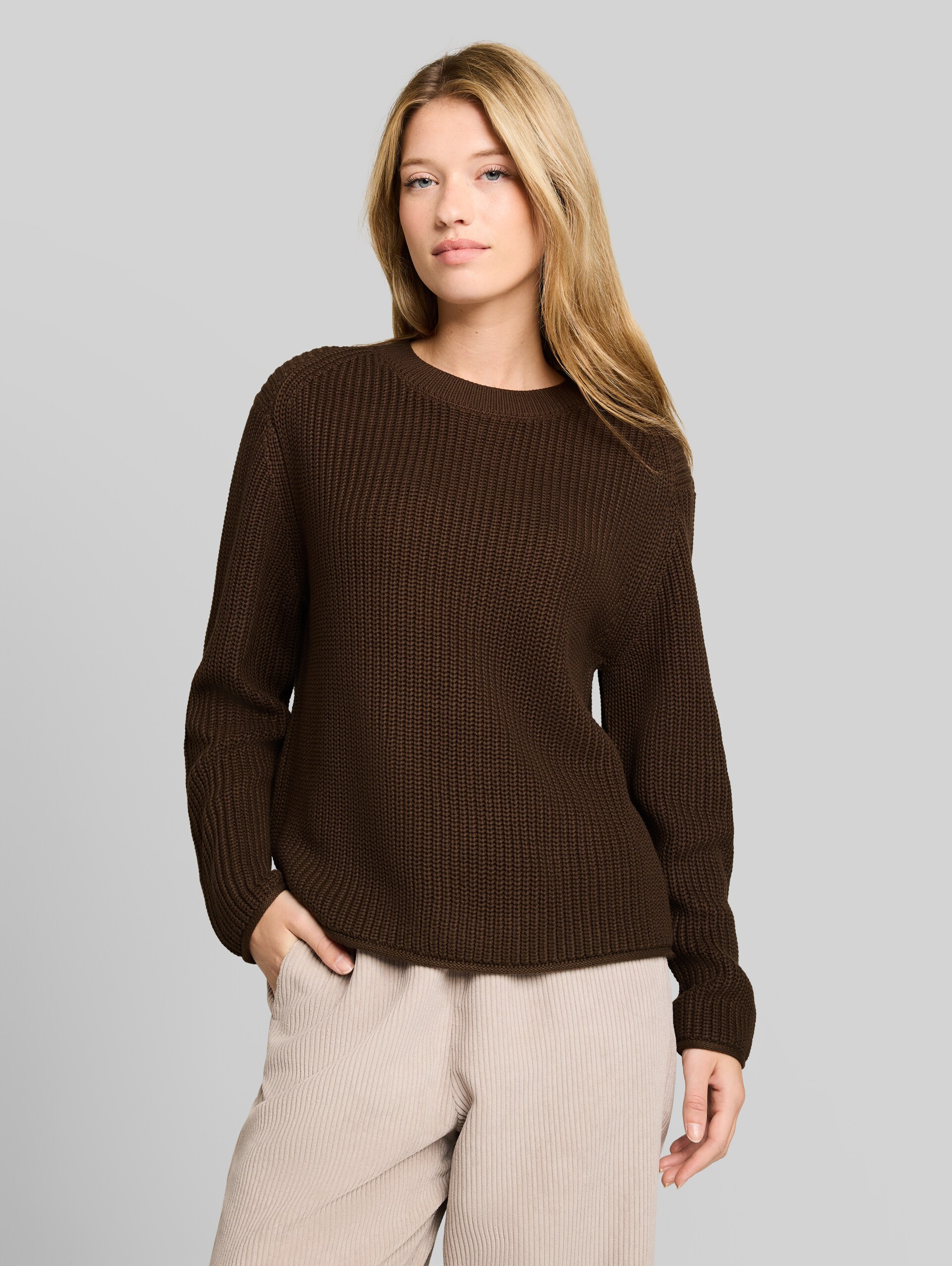Relaxed Fit Strickpullover - new cool dark brown - Ausschnitt Model-Vorderansicht