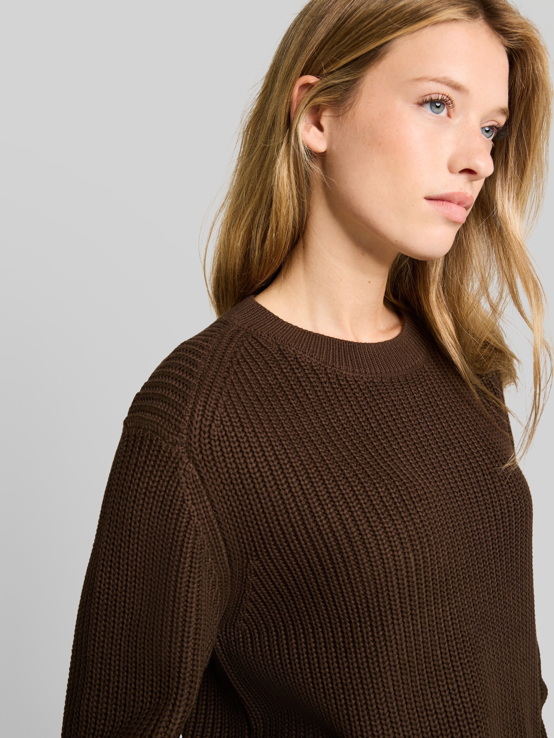 Relaxed Fit Strickpullover - new cool dark brown - Detail-Model-Ansicht