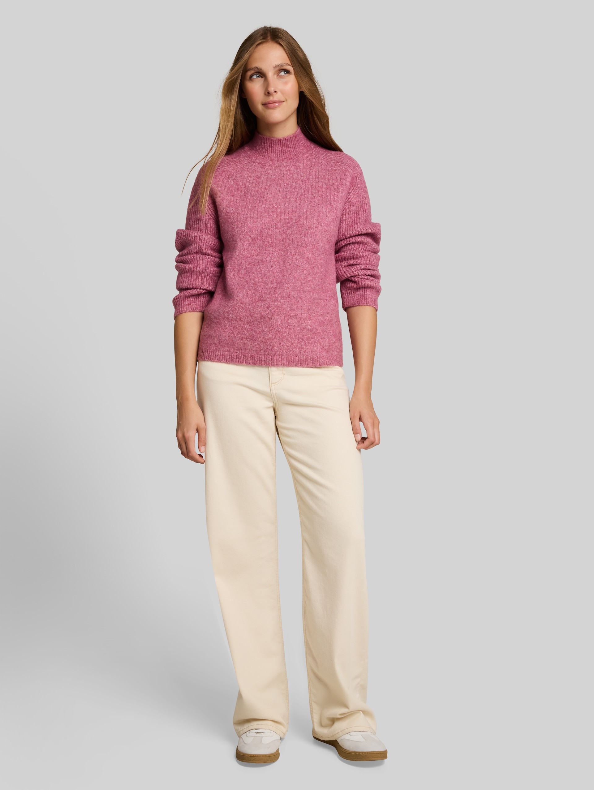 Gebreide trui met wol - dusty berry melange - Model vooraanzicht