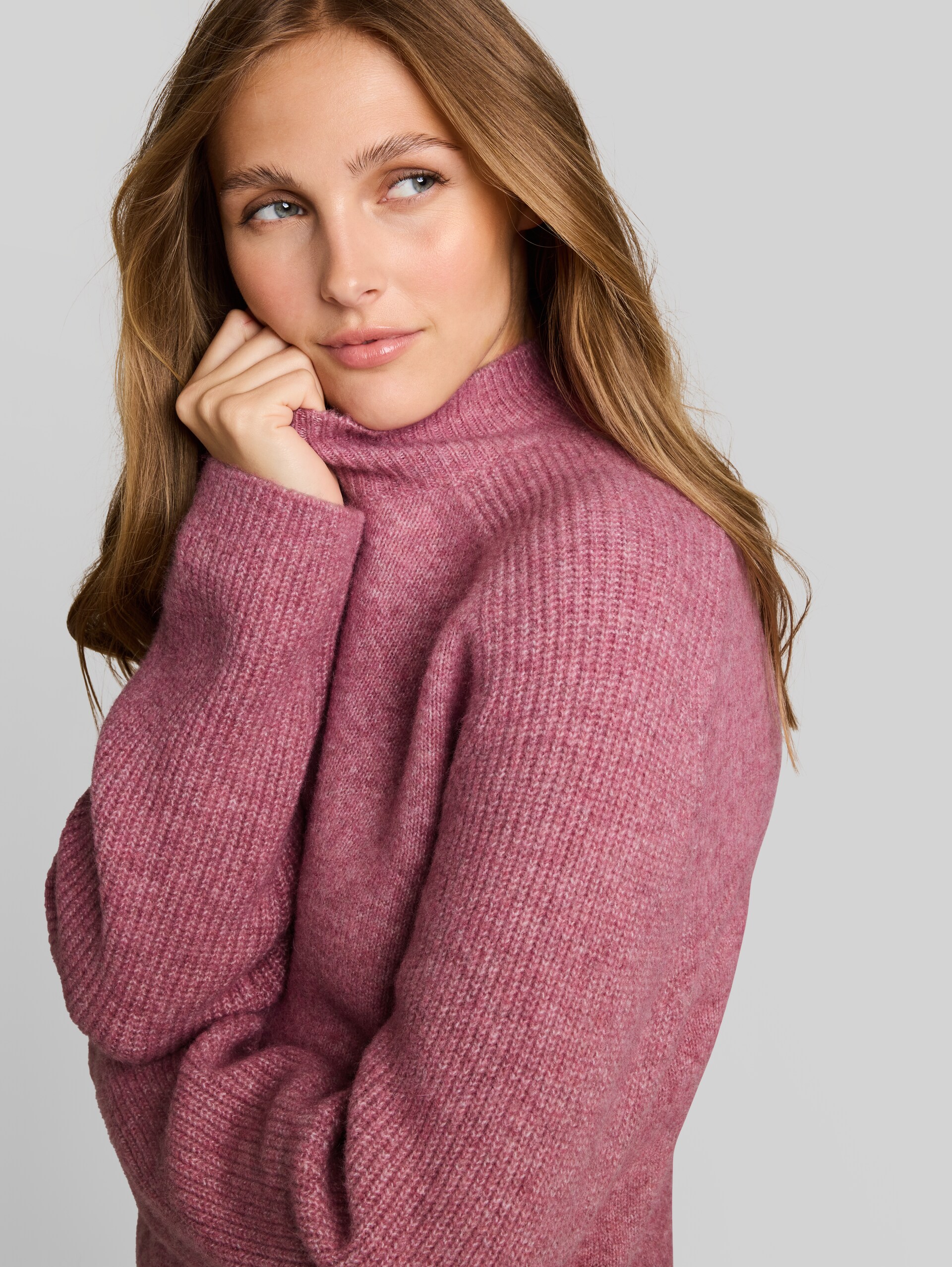 Gebreide trui met wol - dusty berry melange - Detailaanzicht model