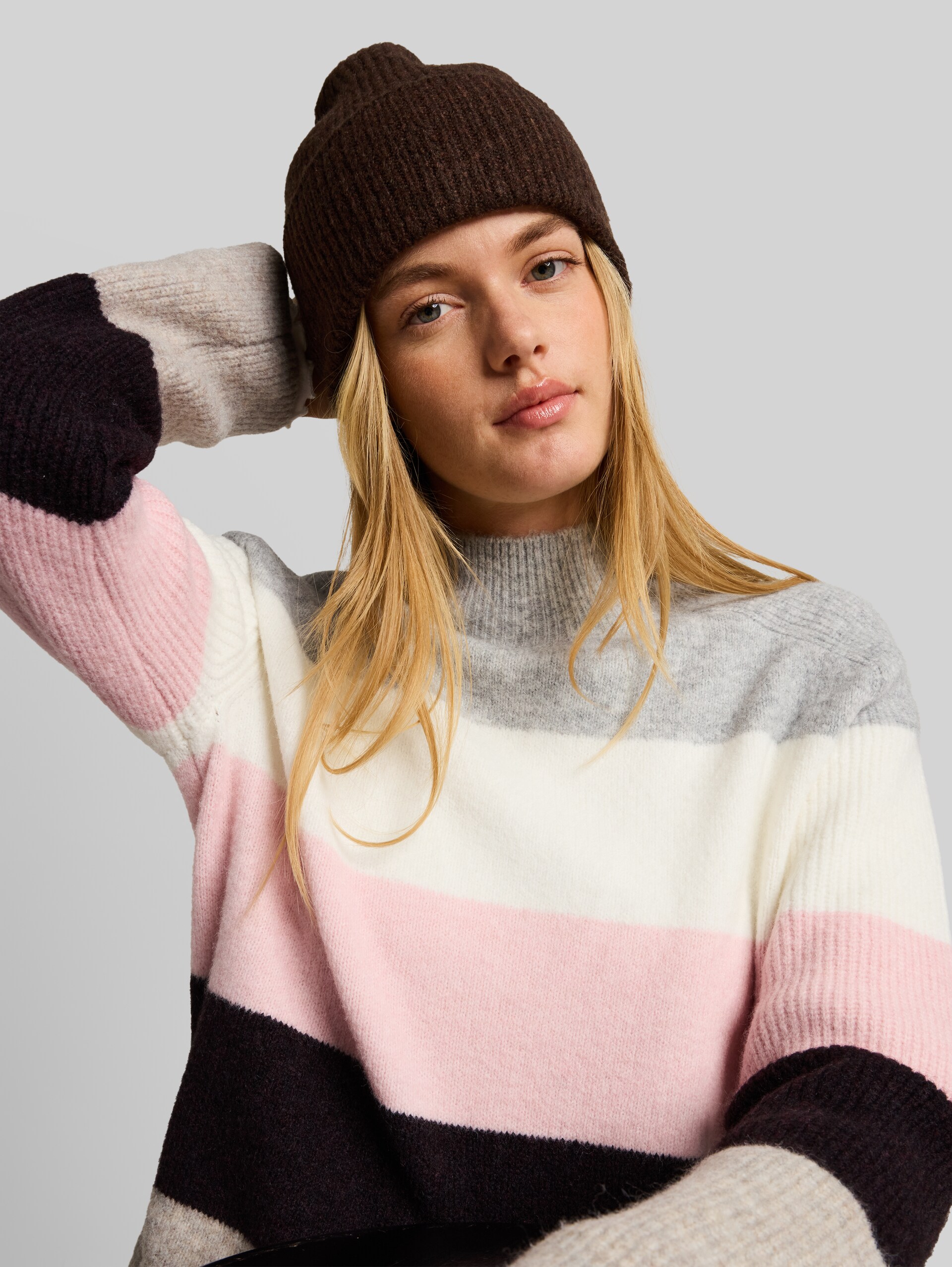Strickpullover mit Wollanteil - grey pink colorblock stripe - Detail-Model-Ansicht