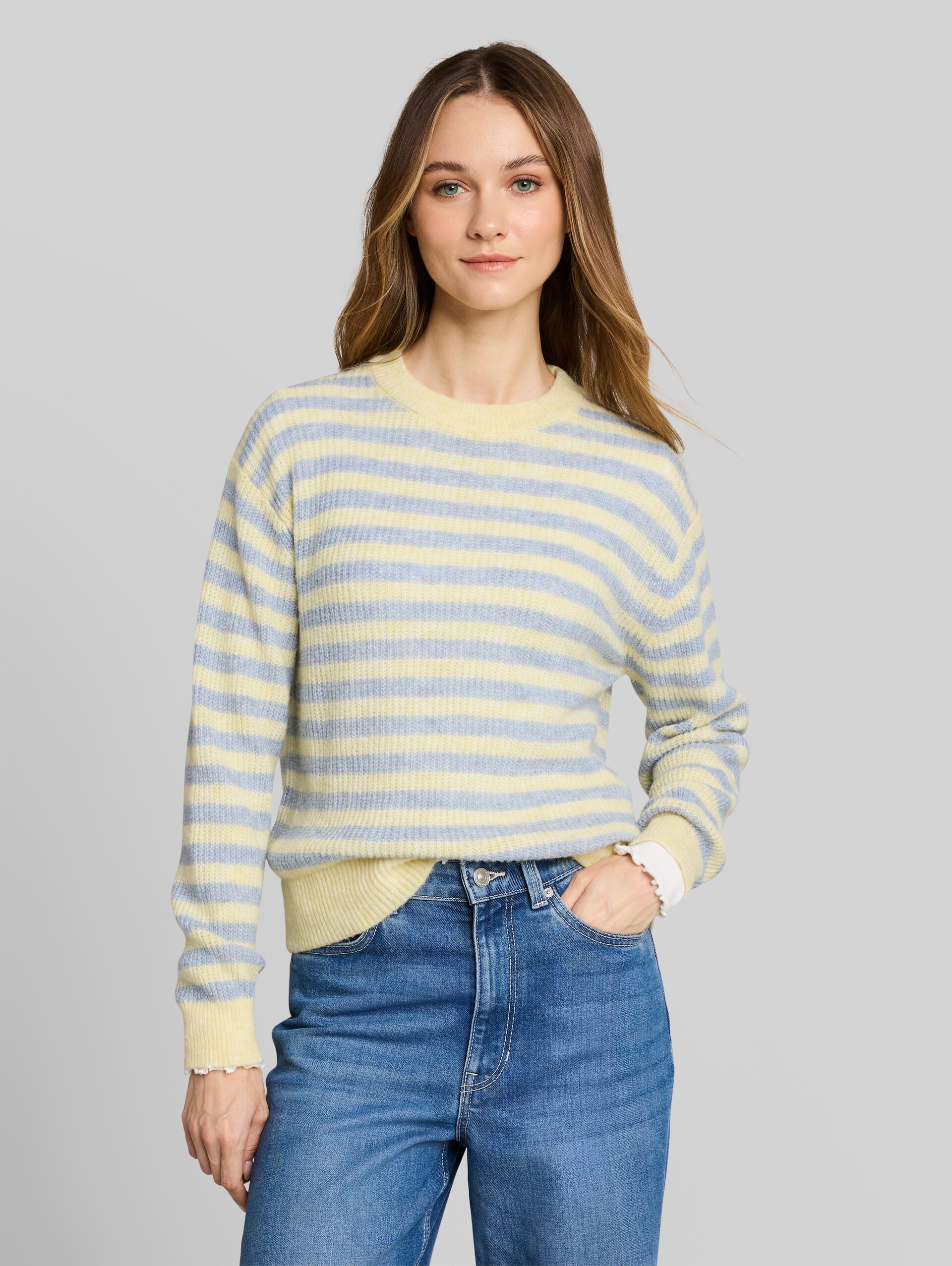 Lichtgewicht gebreide trui met alpaca-aandeel - mid blue yellow stripe - Nek model vooraanzicht
