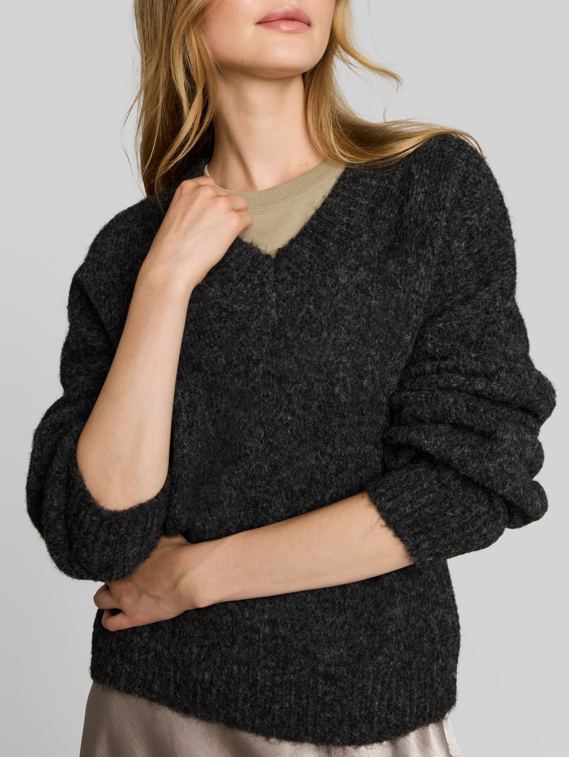Relaxed Fit Strickpullover mit Wollanteil - Shale Grey Melange - Detail-Model-Ansicht