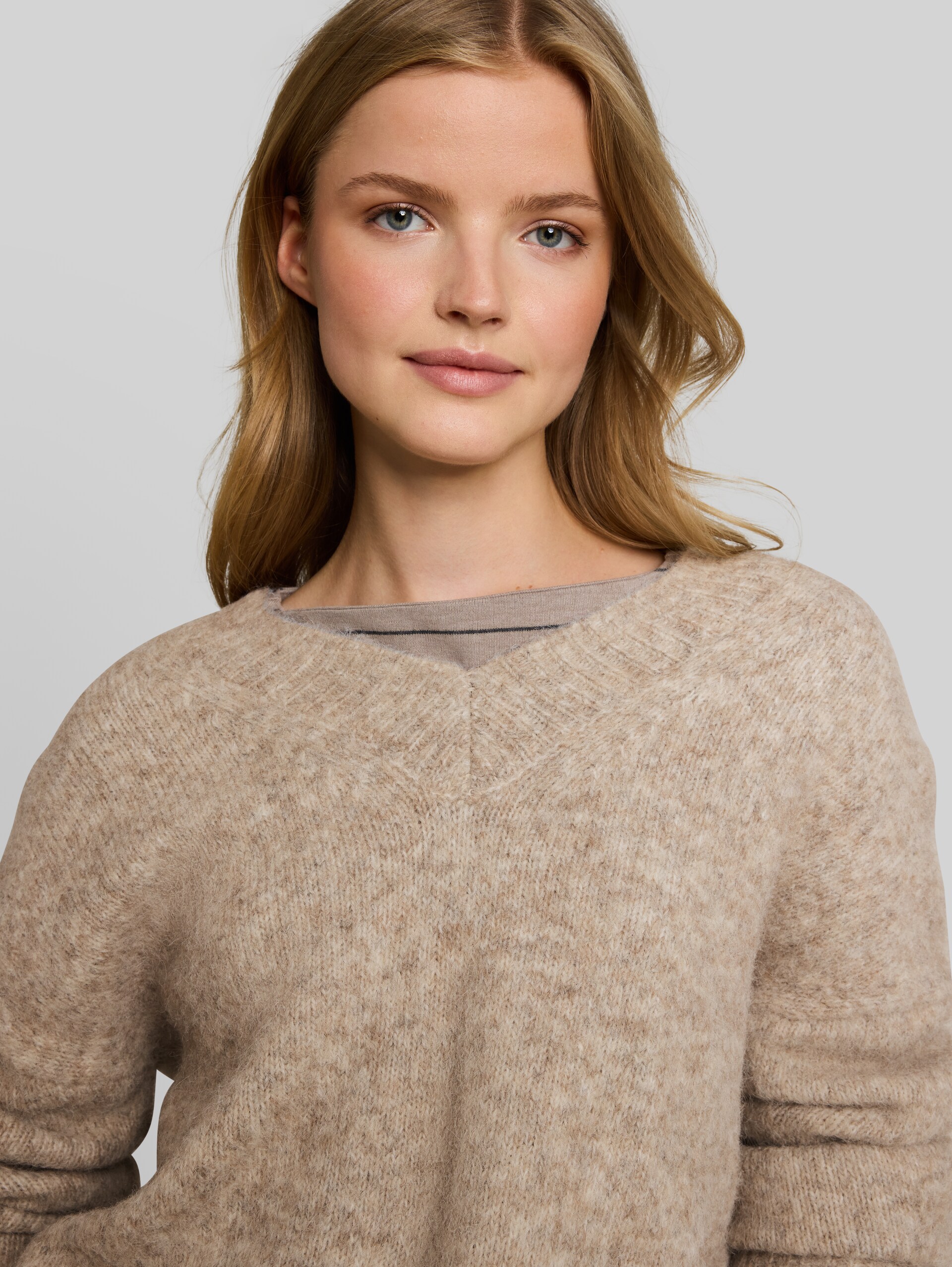 Relaxed Fit Strickpullover mit Wollanteil - atmosphere beige melange - Detail-Model-Ansicht
