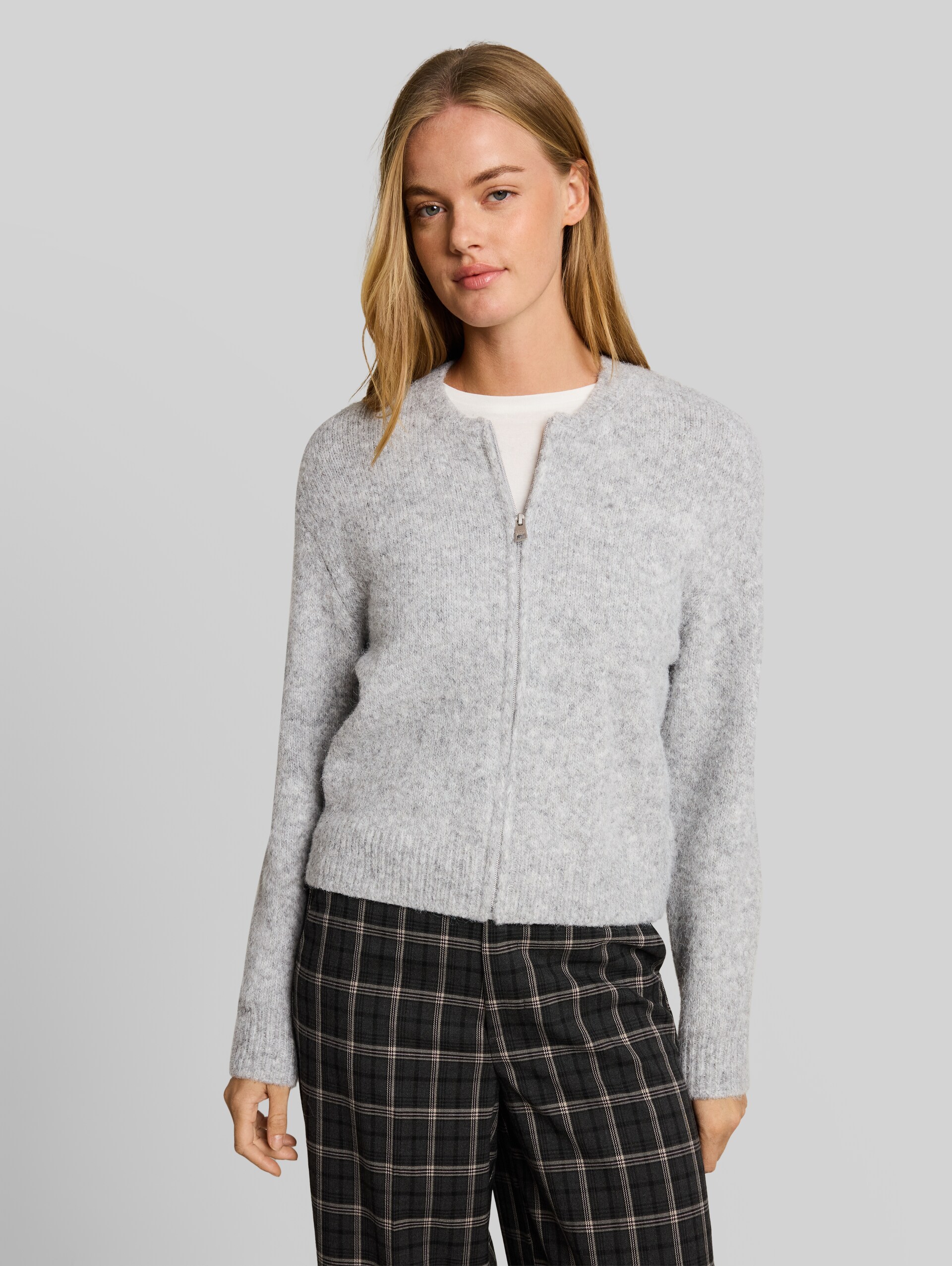 Relaxed Fit Cardigan mit Wollanteil - Light Soft Grey Melange - Ausschnitt Model-Vorderansicht