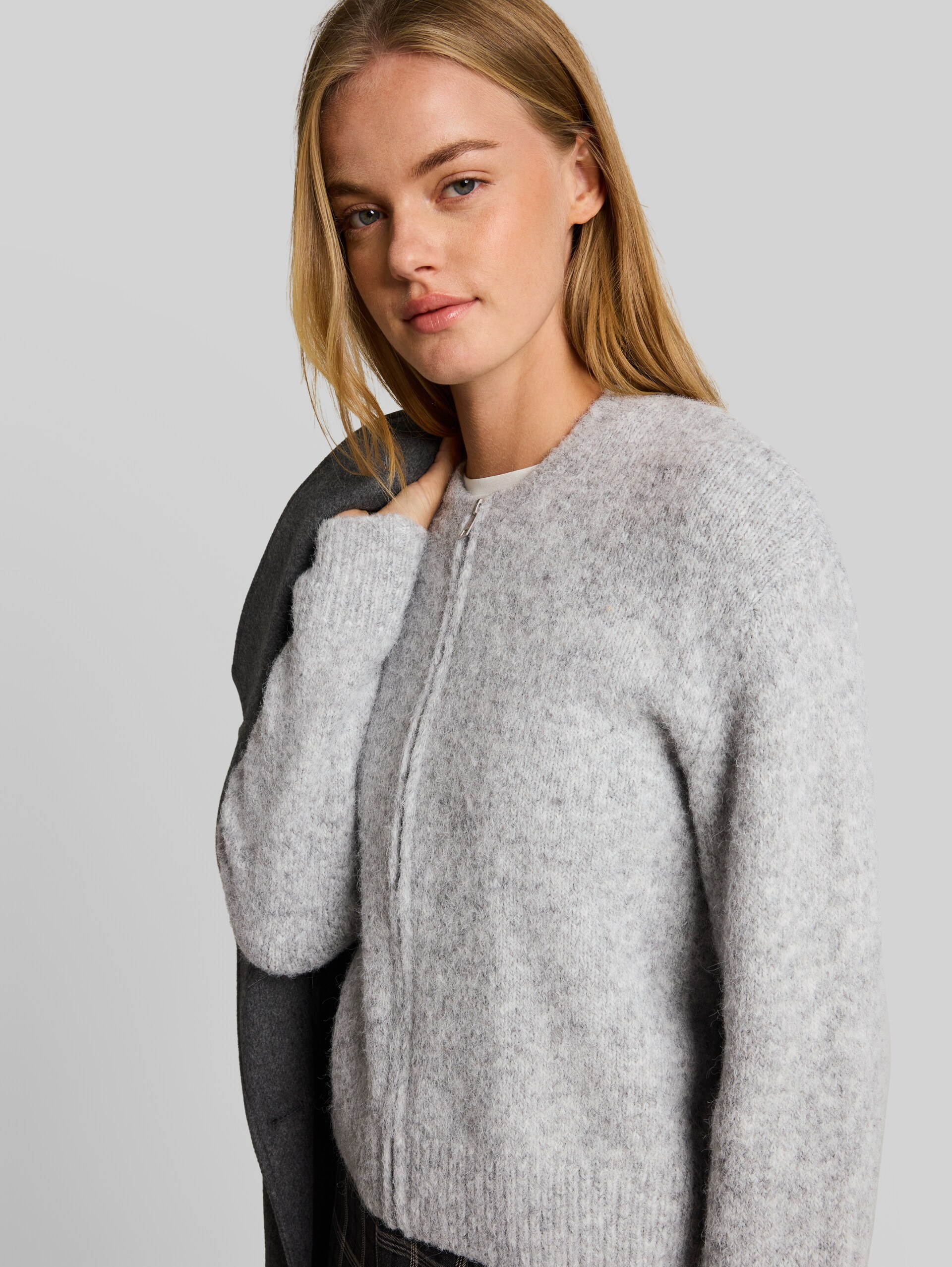 Relaxed Fit Cardigan mit Wollanteil - Light Soft Grey Melange - Detail-Model-Ansicht