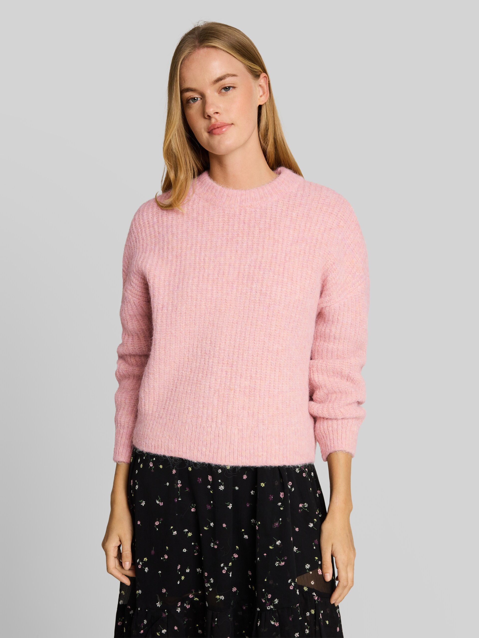 Relaxed Fit Strickpullover mit Rundhalsausschnitt - pink melange - Ausschnitt Model-Vorderansicht