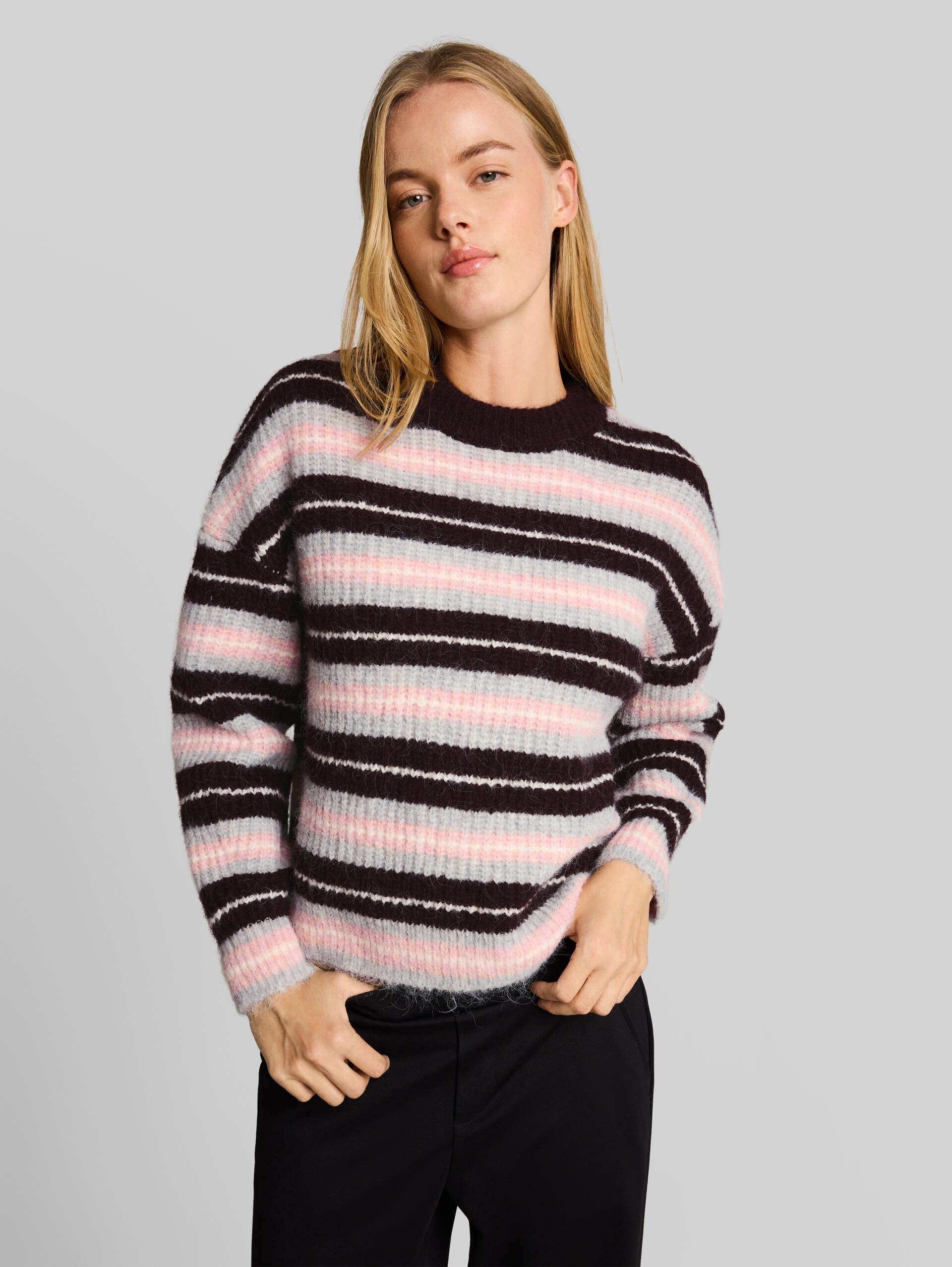 Relaxed Fit Strickpullover mit Rundhalsausschnitt - plum pink grey stripe - Ausschnitt Model-Vorderansicht