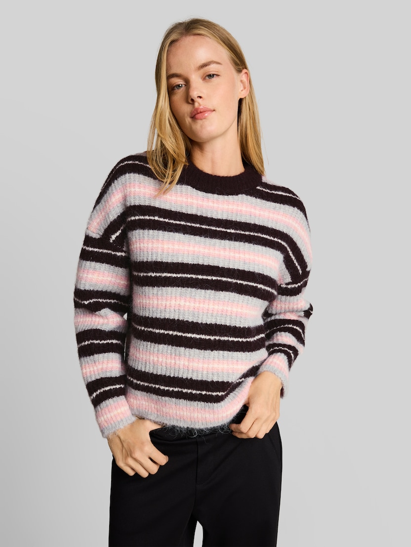 Gebreide trui met relaxte pasvorm en ronde hals door Denim Female, plum pink grey stripe