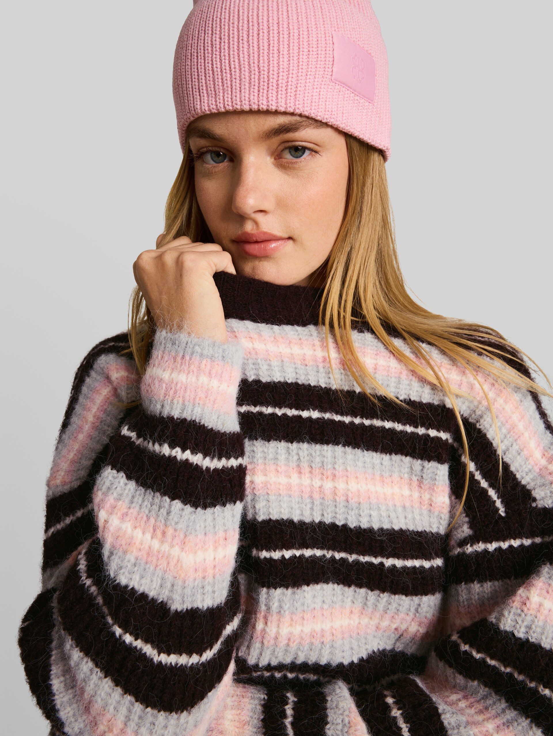 Relaxed Fit Strickpullover mit Rundhalsausschnitt - plum pink grey stripe - Detail-Model-Ansicht
