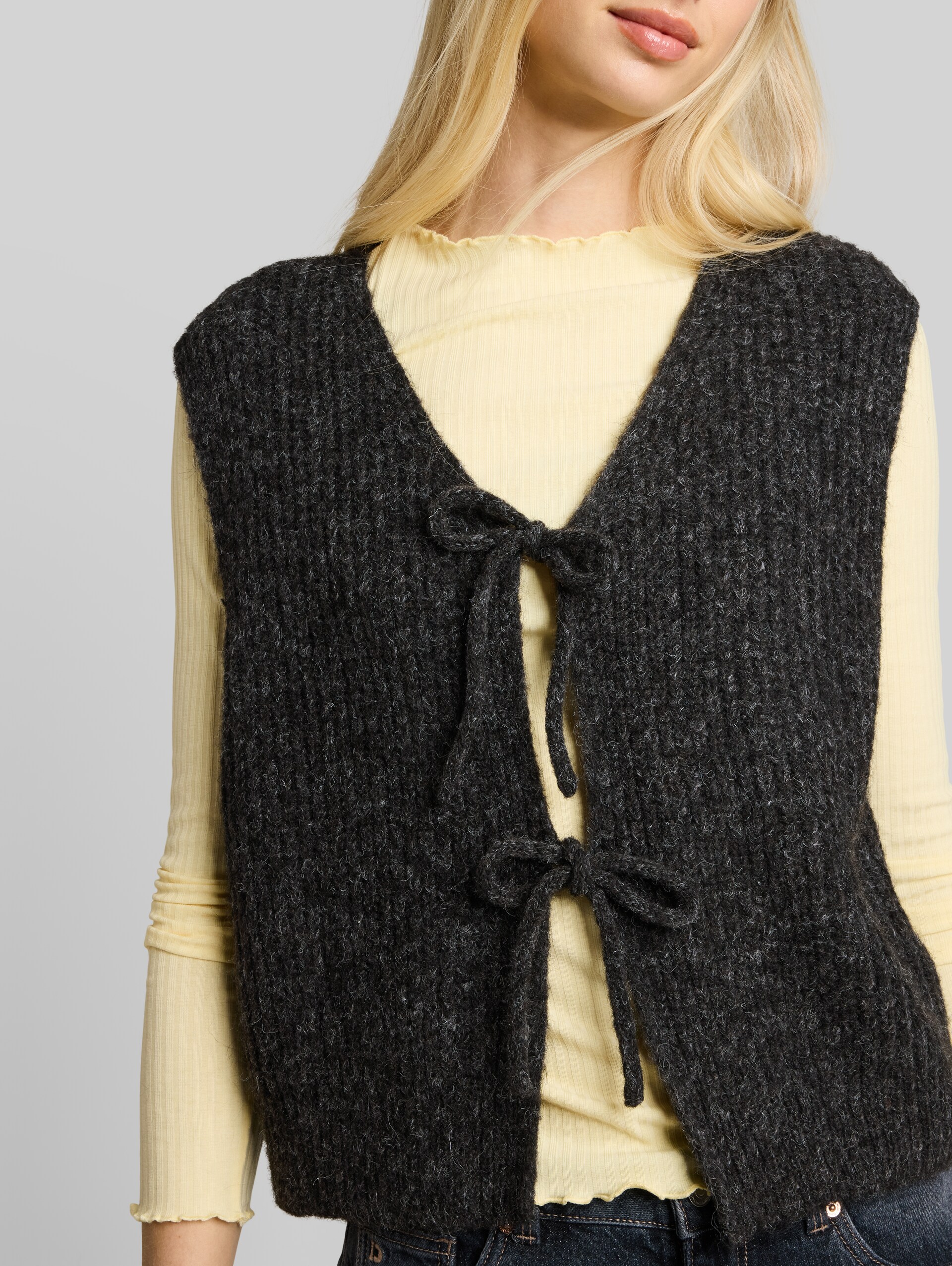 Gilet en maille avec nœuds - Shale Grey Melange - Vue détaillée du modèle