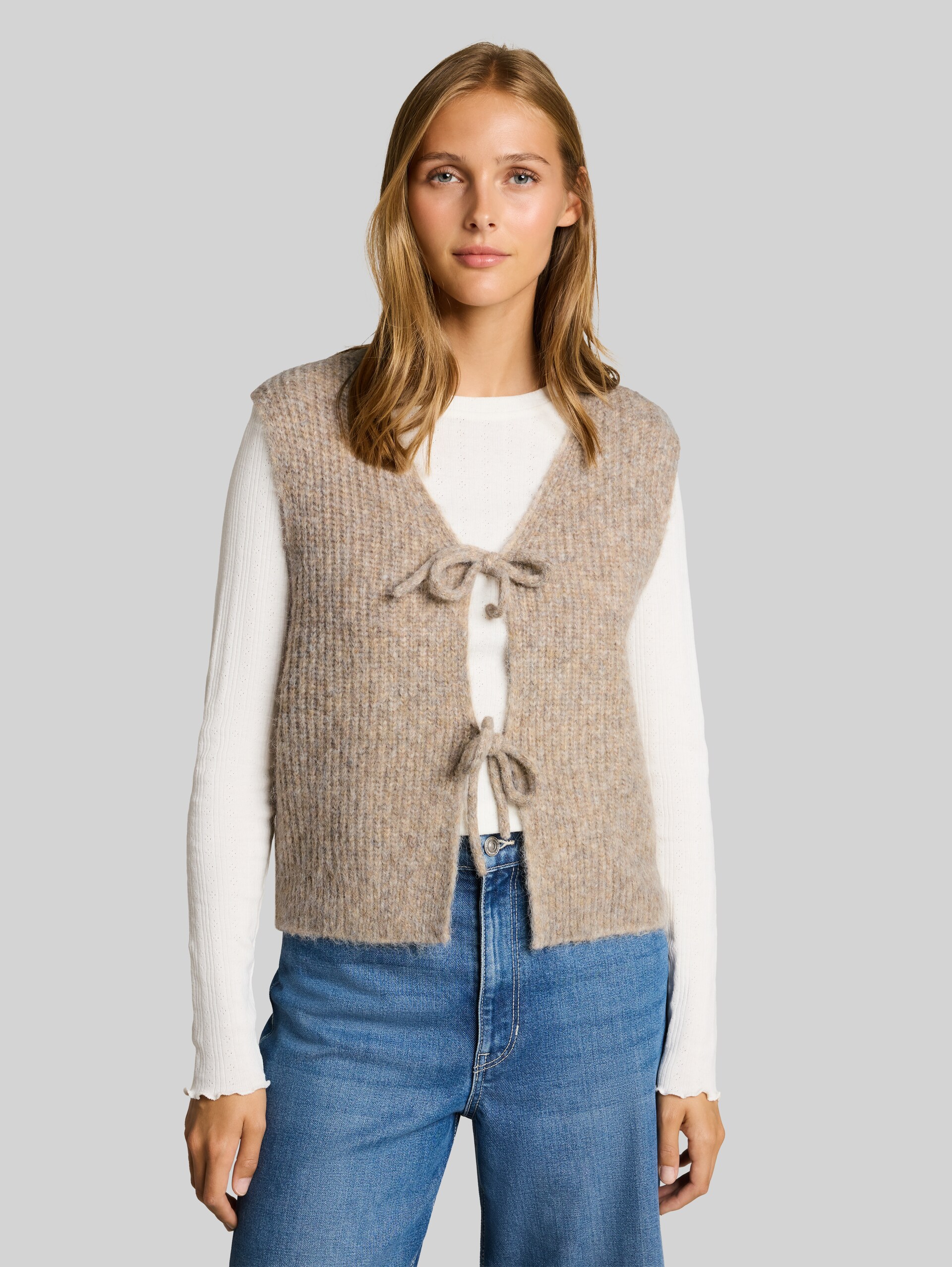 Knitted waistcoat with bows - atmosphere beige melange - Neckline model front view
