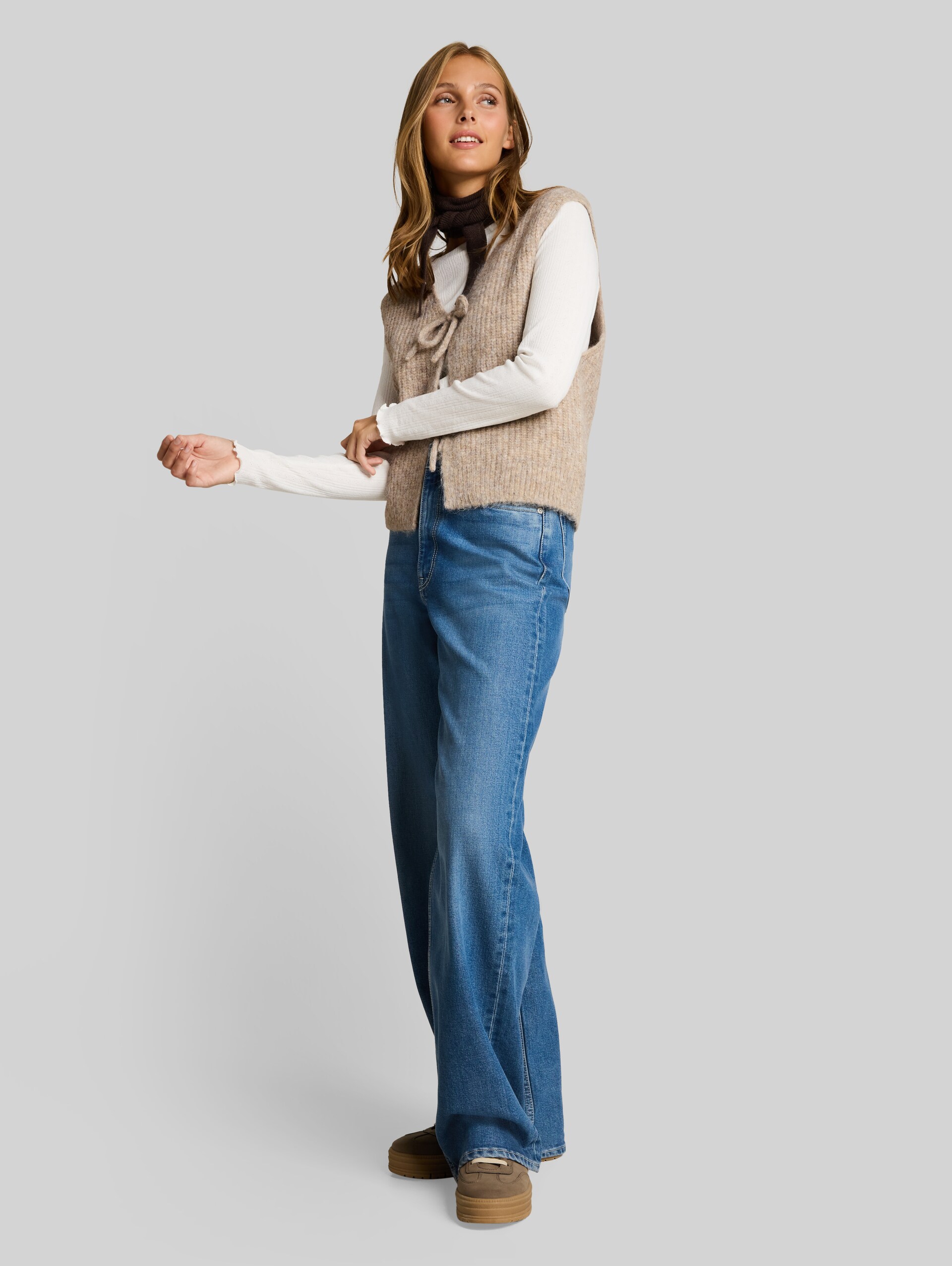 Knitted waistcoat with bows - atmosphere beige melange - Model front view