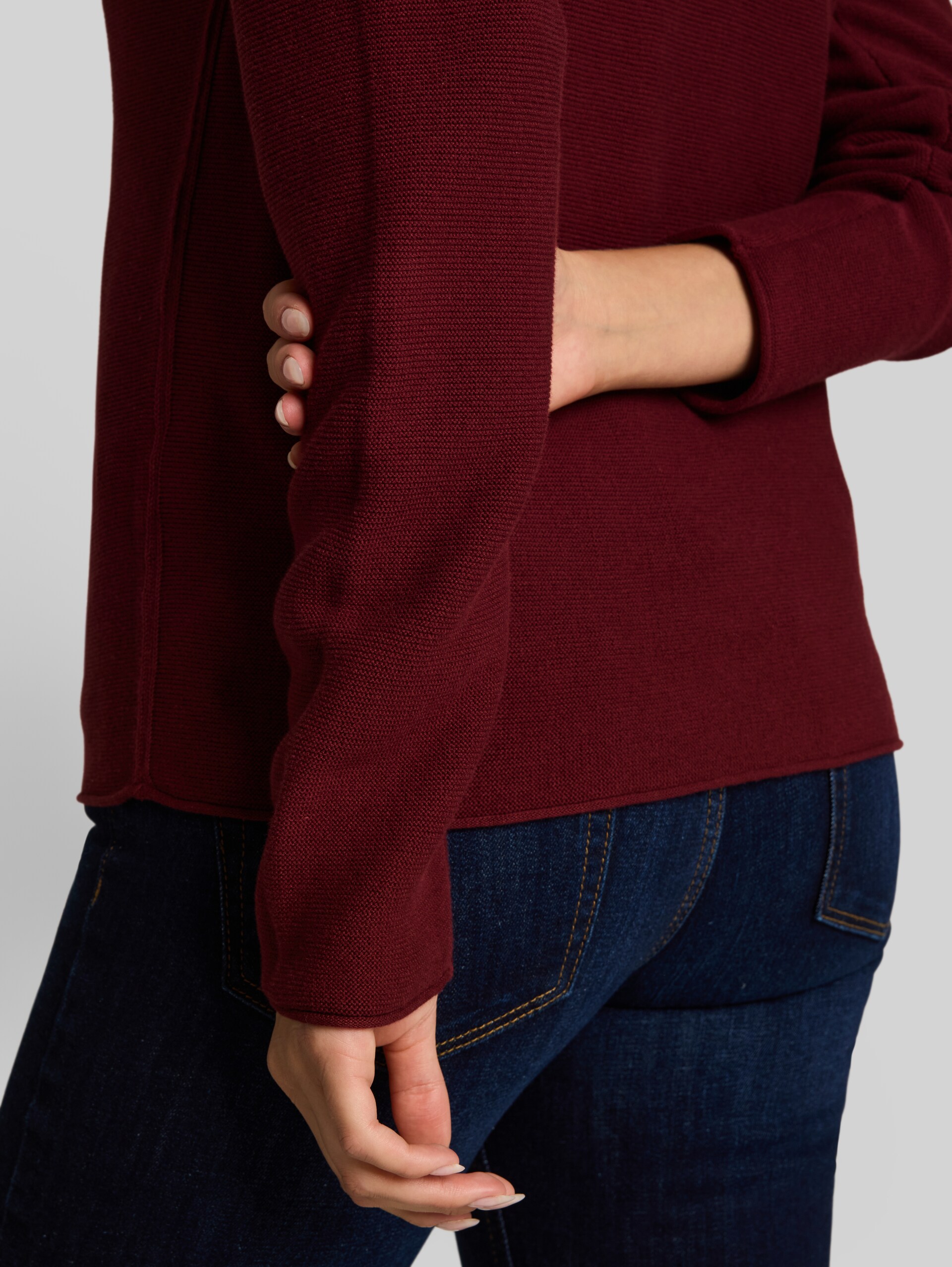 Strickpullover aus Baumwolle - Preppy Plum - Detail-Model-Ansicht