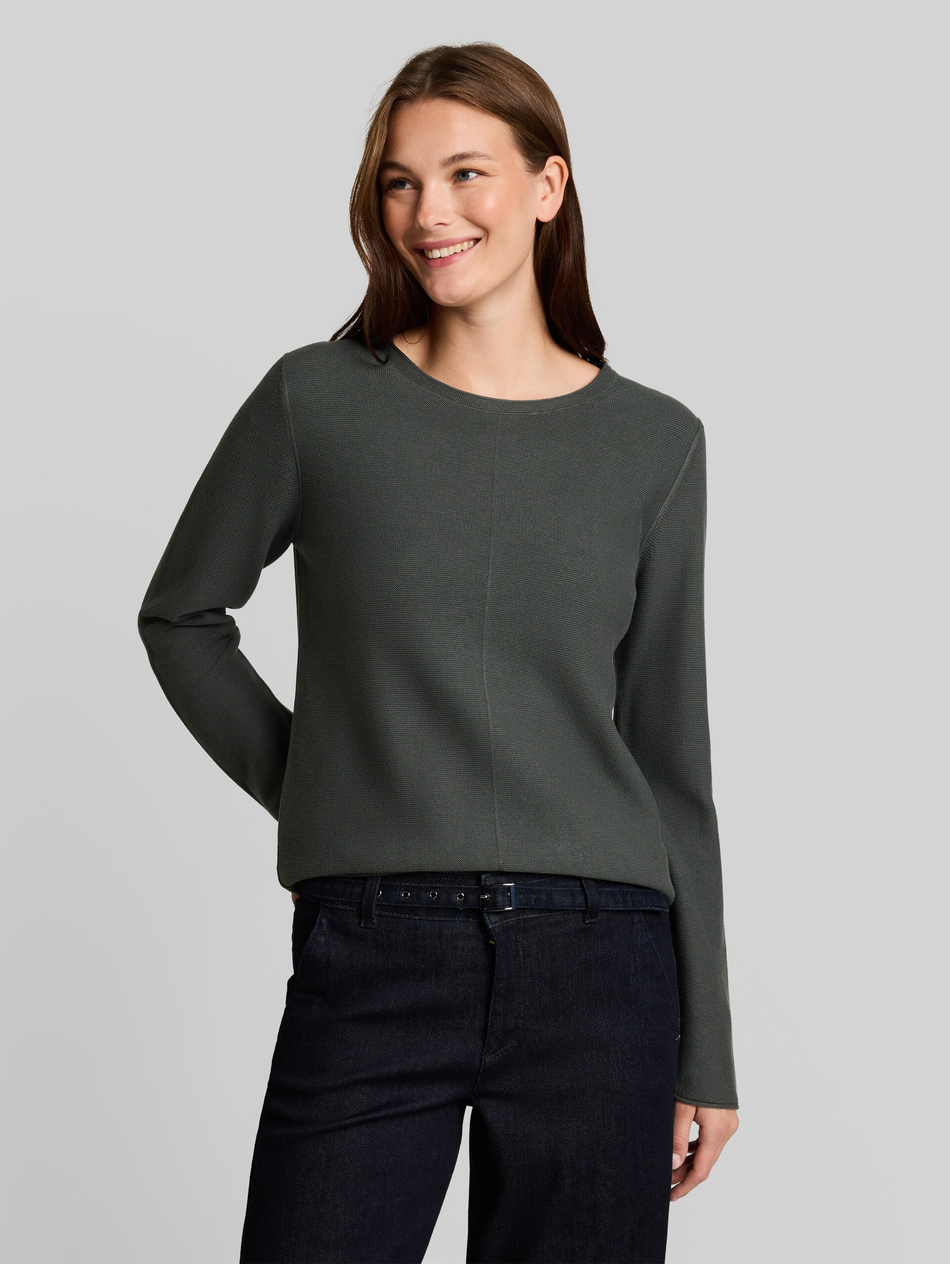Strickpullover aus Baumwolle - Darkest Olive - Ausschnitt Model-Vorderansicht