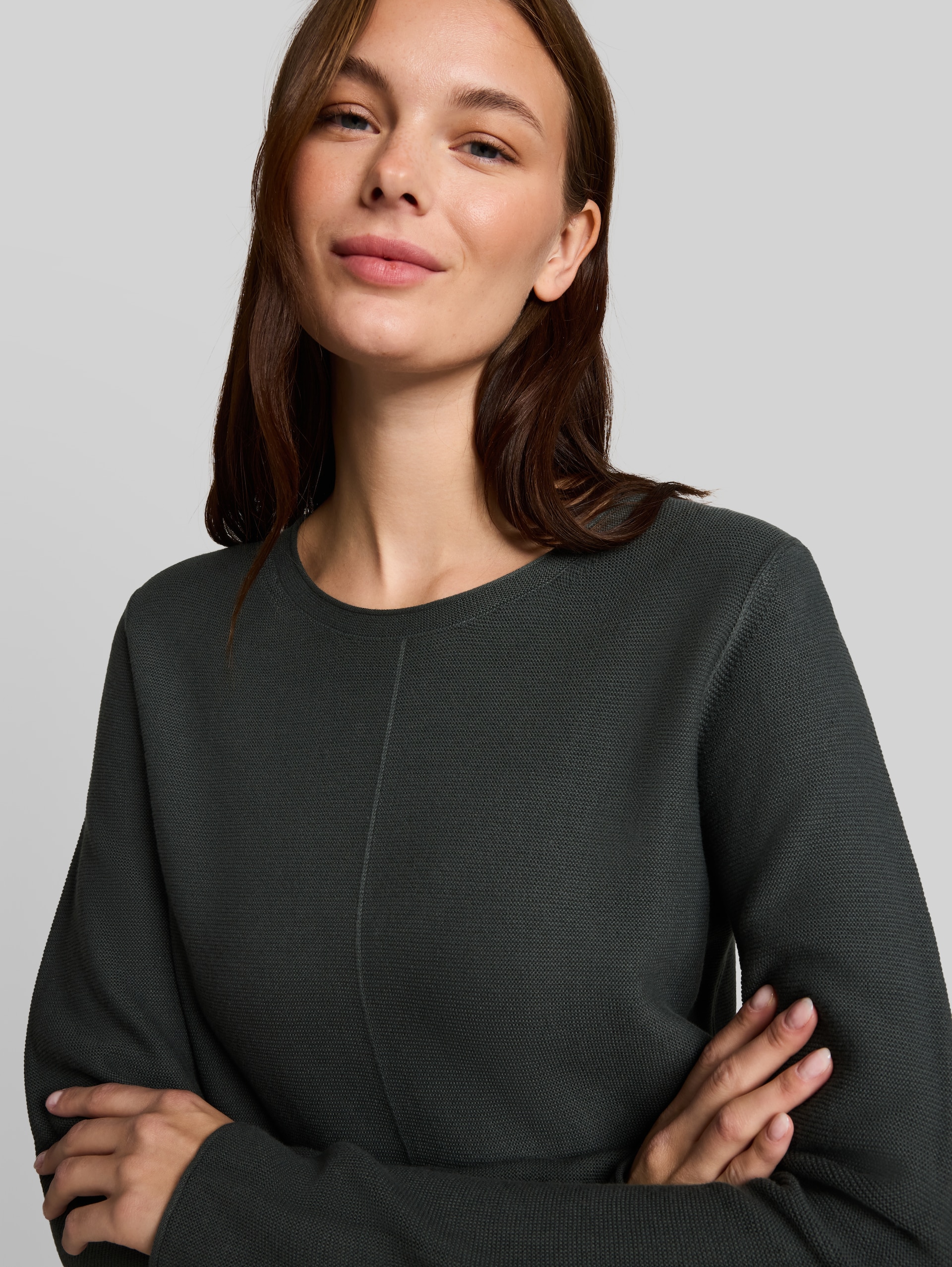 Strickpullover aus Baumwolle - Darkest Olive - Detail-Model-Ansicht