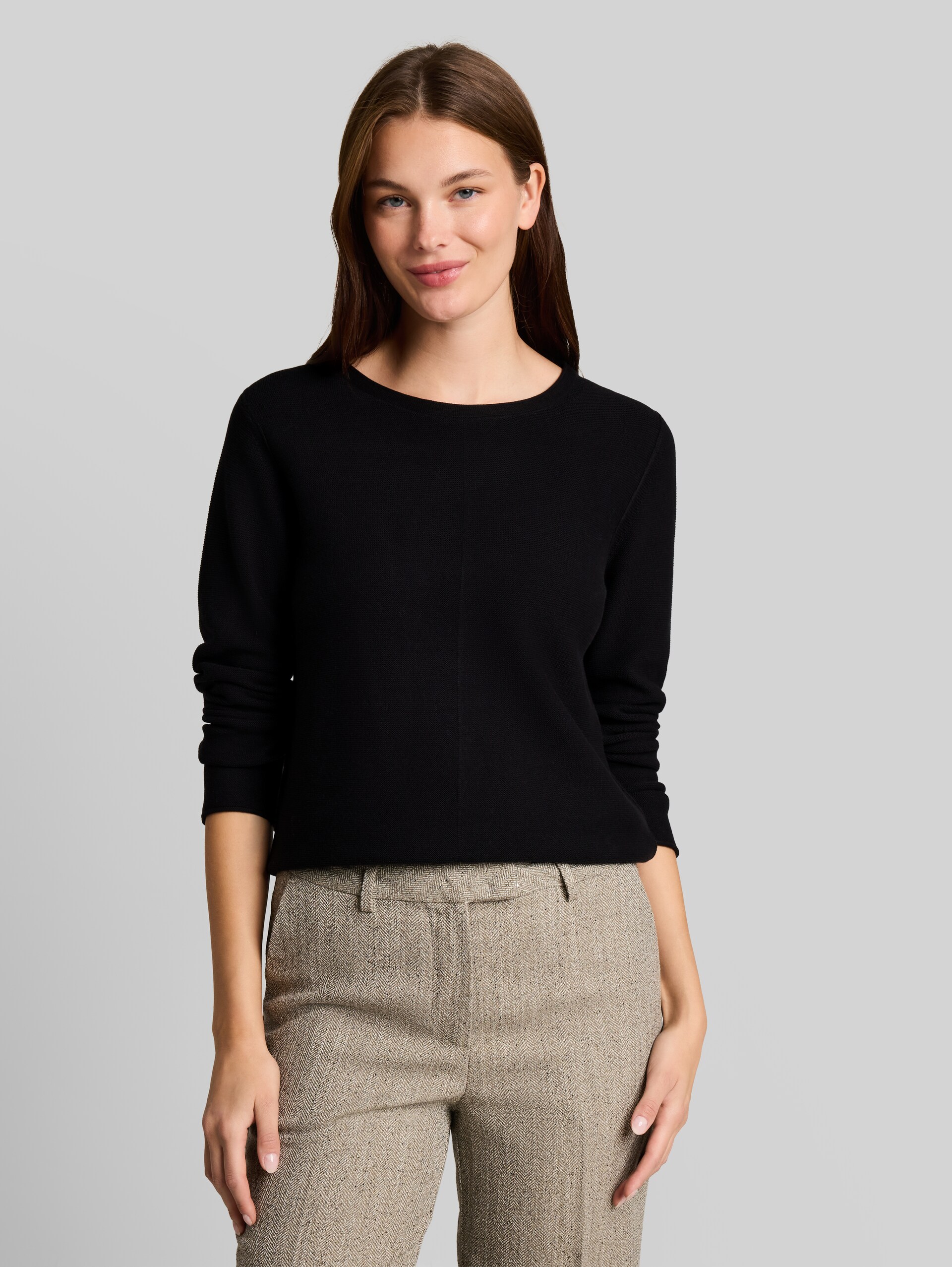 Pull en maille de coton - deep black - Découpe Vue de face du modèle
