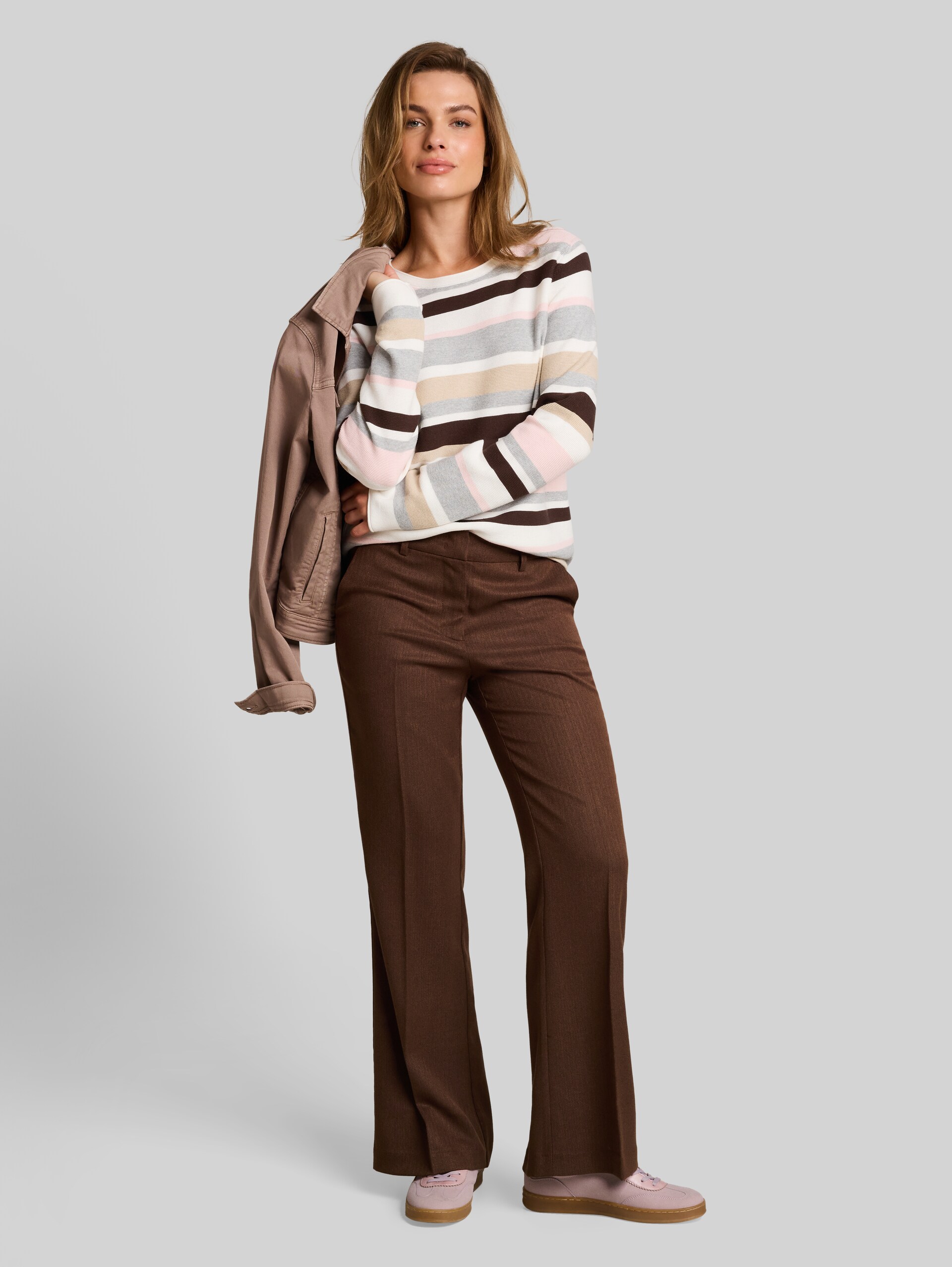 Gebreide trui van katoen - pink beige grey stripe - Model vooraanzicht